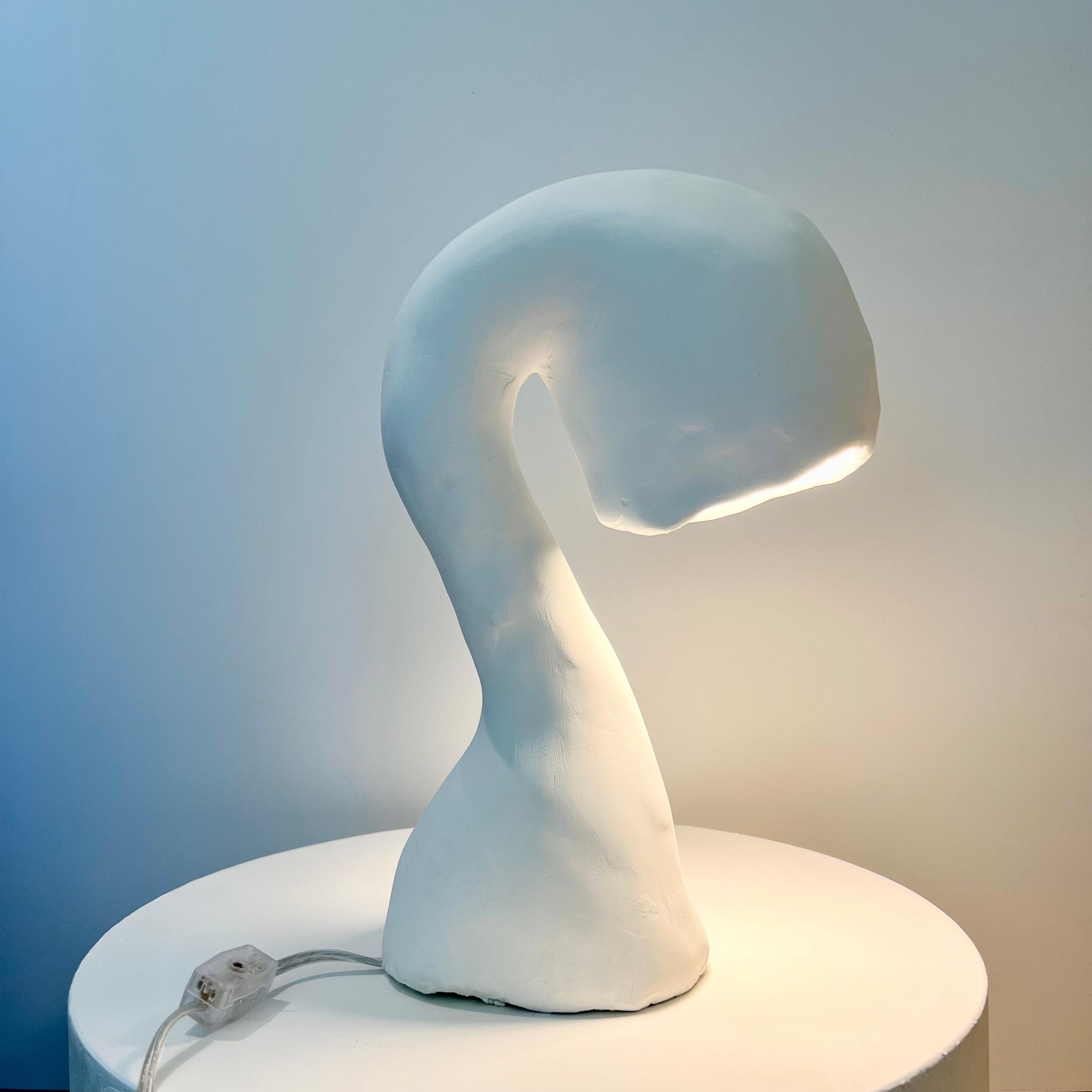 Sculpté Lampe de bureau Space Invader Line de Studio Chora, pierre calcaire blanche, en stock en vente