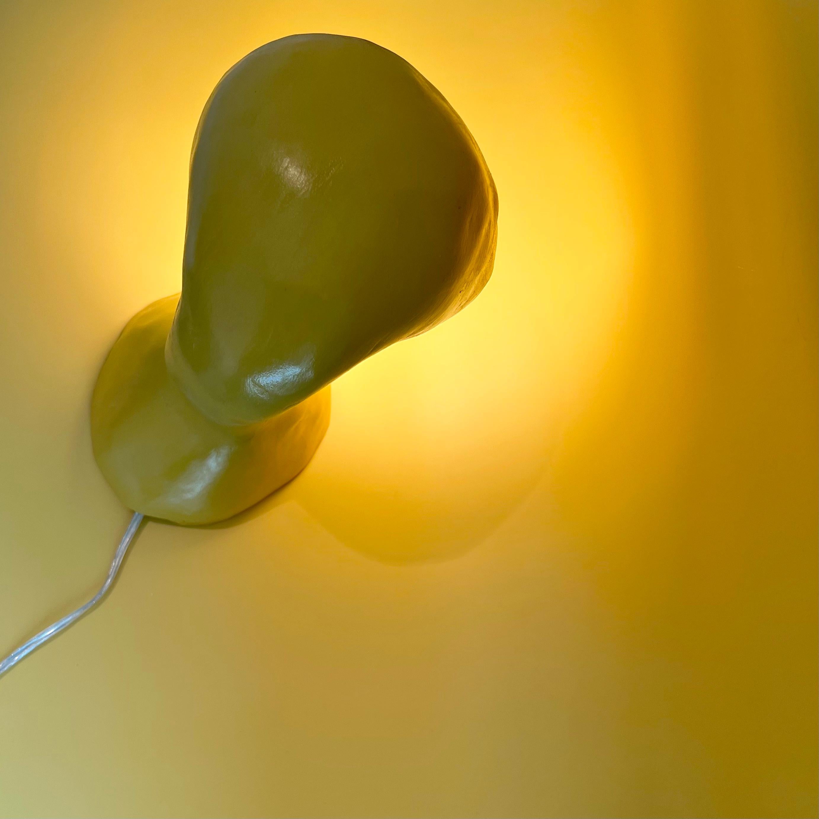 Organique Lampe de bureau Space Invader Line de Studio Chora, laque jaune, fabriquée sur commande en vente