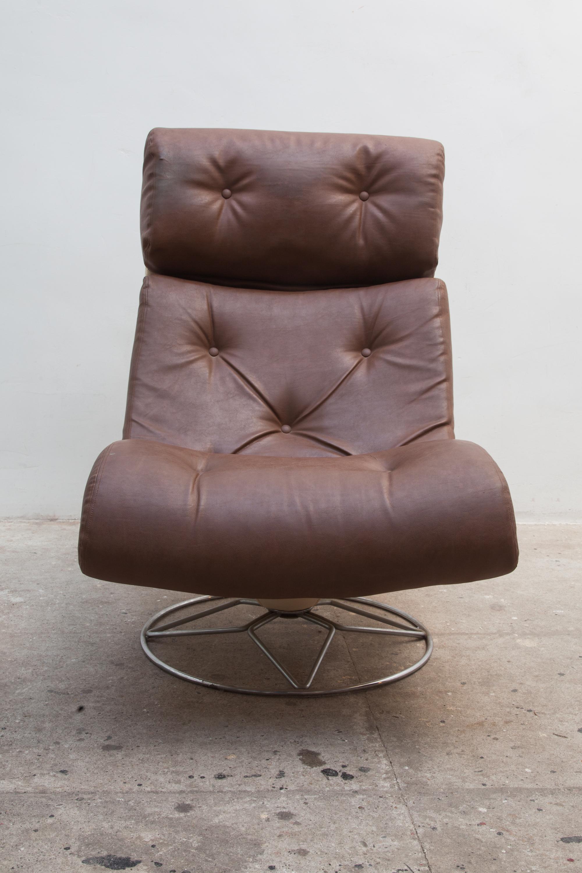 Mid-Century Modern original 1970s space swivel lounge chair.
The base is made of metal chromed which fully rotates the back of the chair is a white cream color soft suede seat the front tufted brown faux leather cushion. Designer unknown.
         
