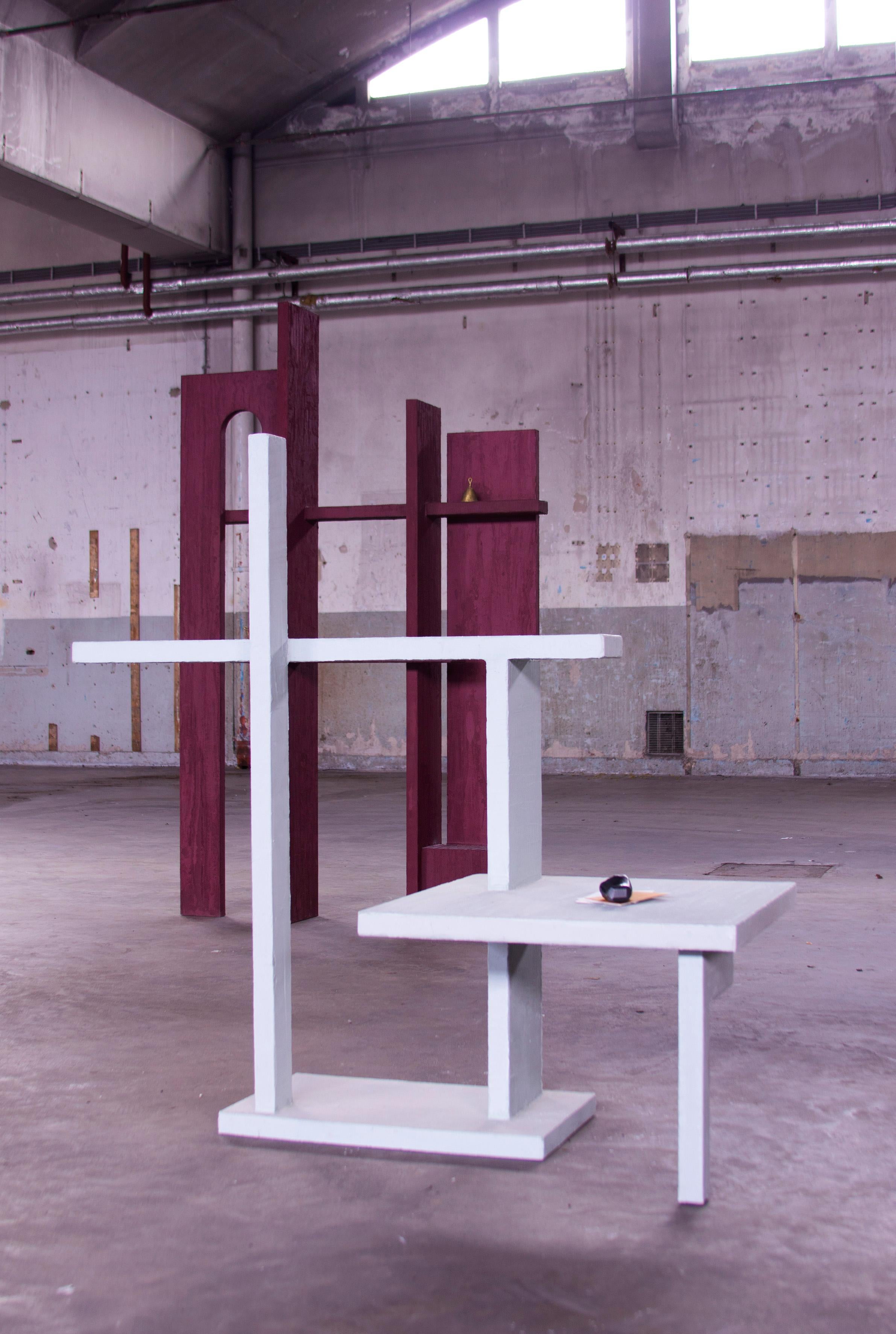 Space Poetry est une collection d'objets sculpturaux dans laquelle Kiki van Eijk étudie la relation entre l'espace et l'architecture. Ses découvertes se traduisent par une série de pièces : séparations de pièces, étagères. Table d'appoint. Des