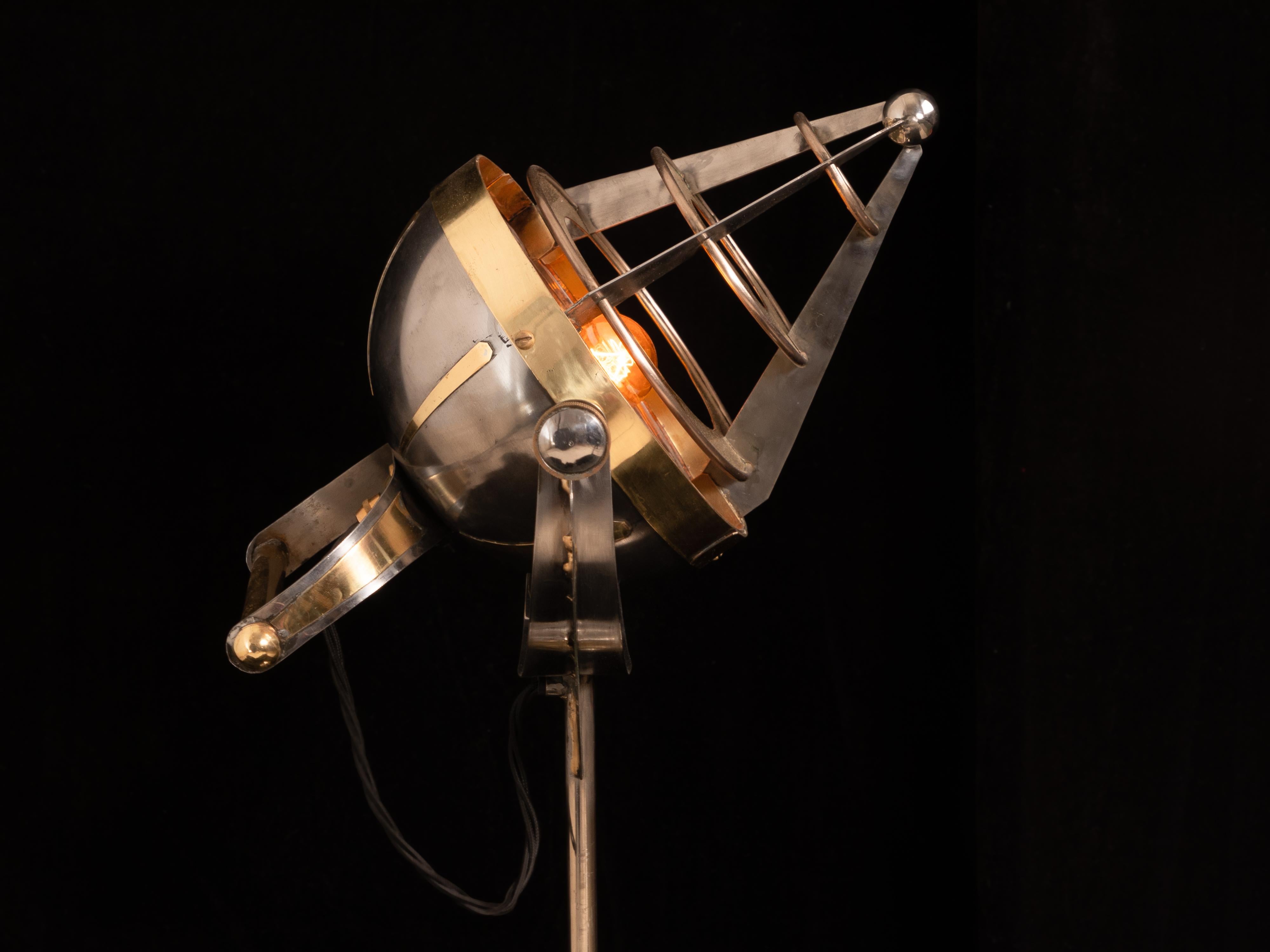 Ray Gun von Sam Rush.  A  Skulpturale Lampe mit einem einzigartigen Spiel mit  Sci-Fi-Filme. (Space Age) im Angebot