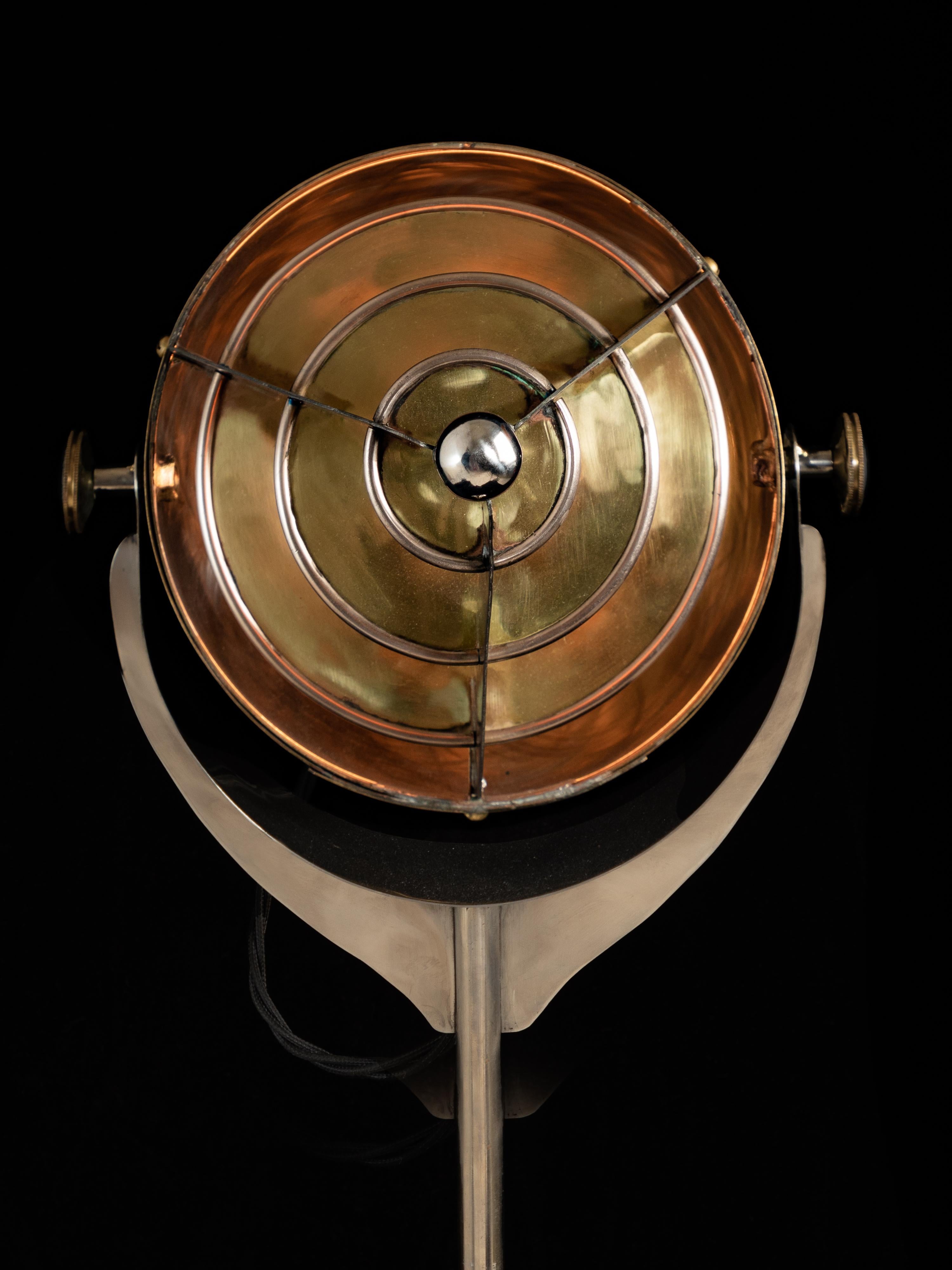 Ray Gun von Sam Rush.  A  Skulpturale Lampe mit einem einzigartigen Spiel mit  Sci-Fi-Filme. (Englisch) im Angebot