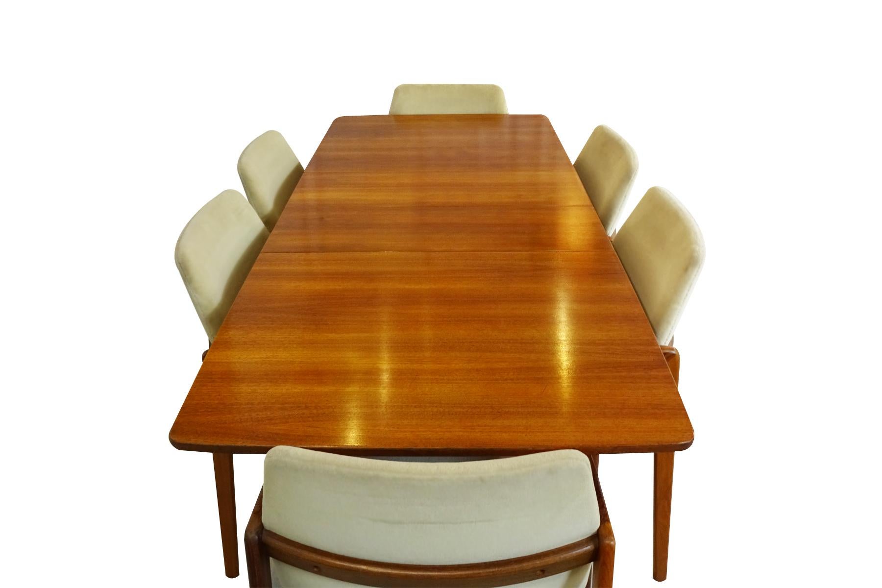 Danish Midcentury space saving dining set featuring a set of 6 Kai Kristiansen chairs matched to a Nils Jonsson extending table.

This is a perfect choice if you’re looking for Danish Mid century dining set with a relatively small foot print to