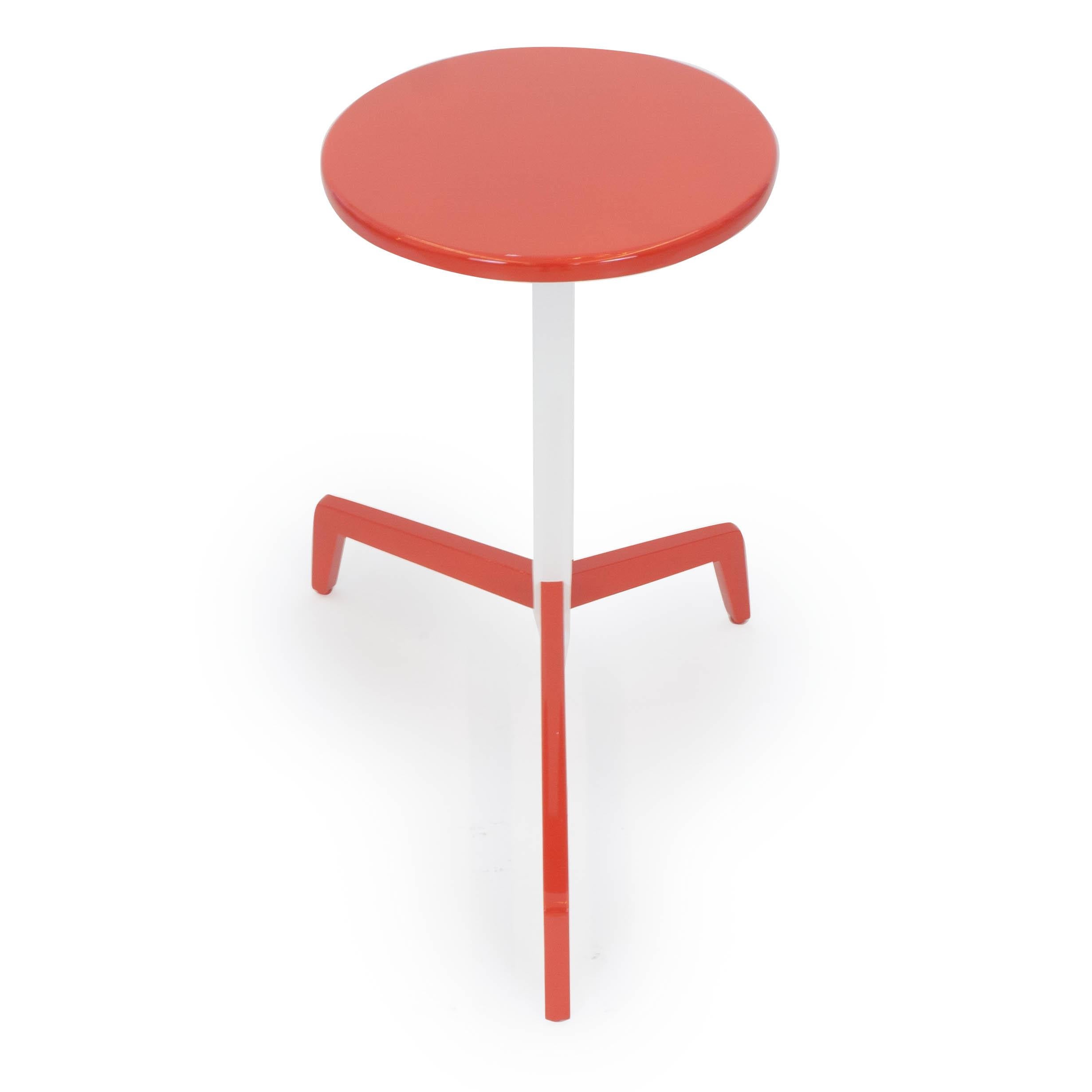 Moderne Table d'appoint moderne peu encombrante en vente