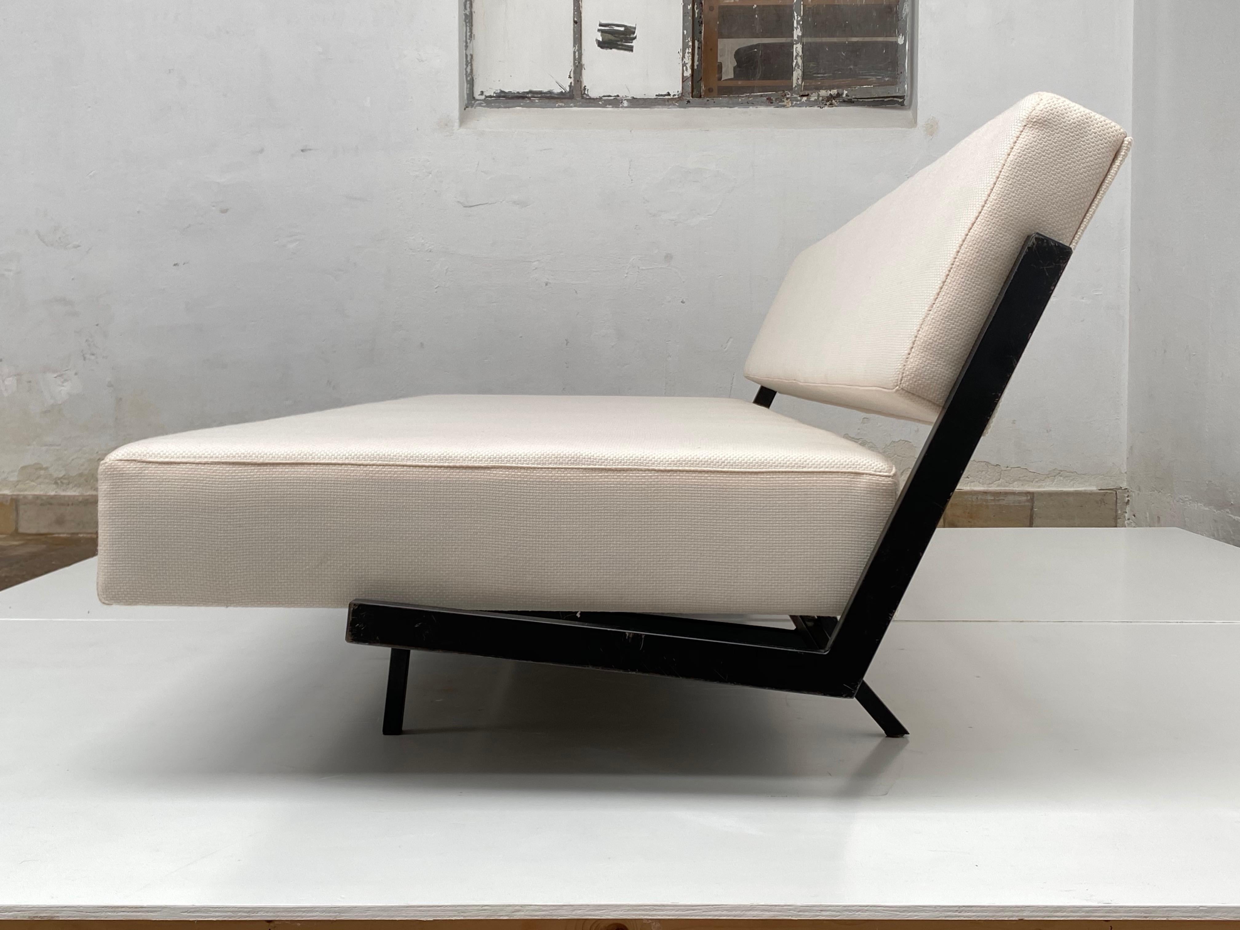 Un canapé-lit hollandais du milieu du siècle, au design minimal et fonctionnel, qui peut être utilisé en deux positions : assise et couchée.

Ce lit de jour a très probablement été produit par la société néerlandaise Royal Auping qui a une longue