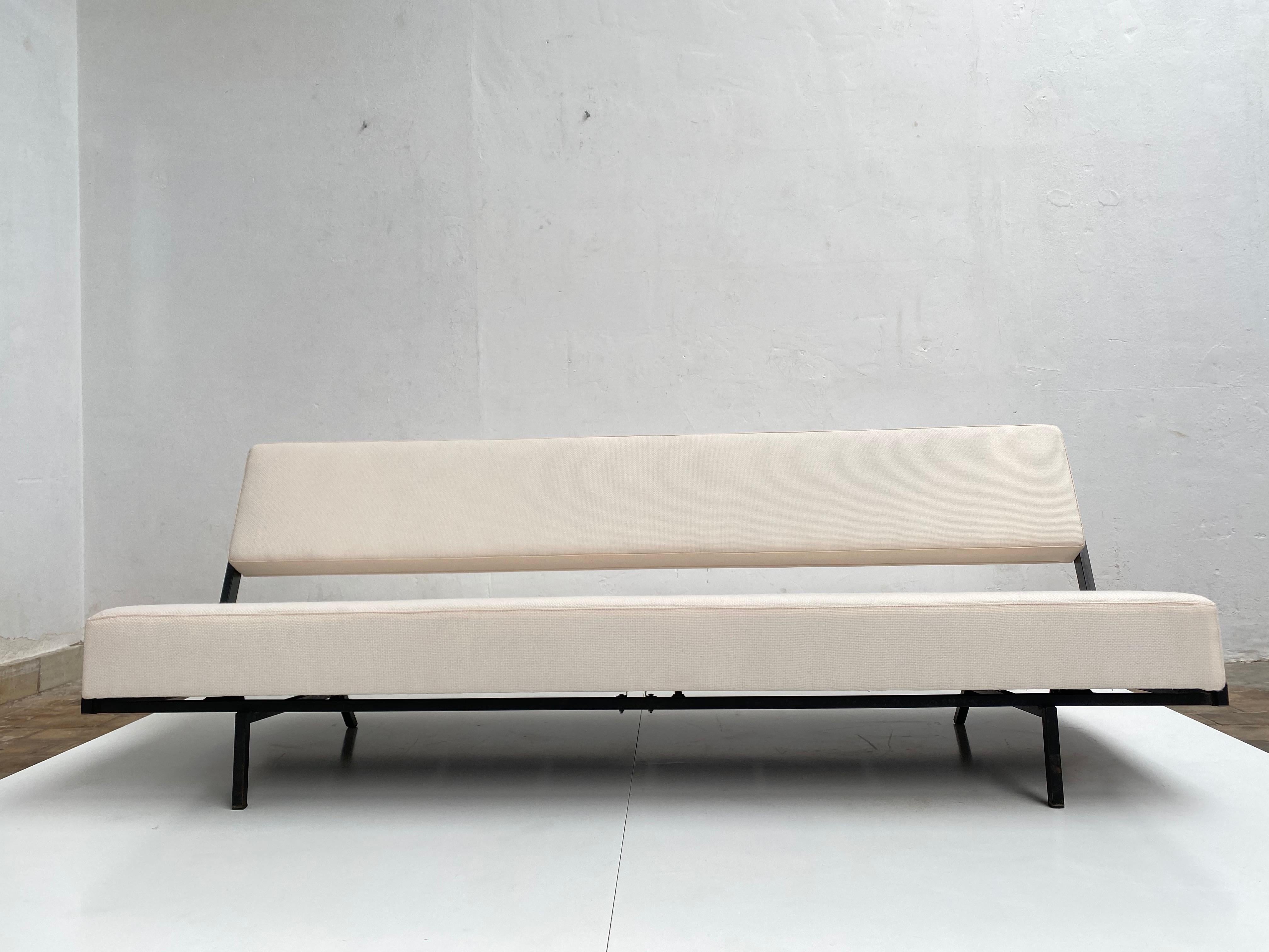 Space Saving Sleeping Sofa Minimal Design 1950s, Auping, the Netherlands In Good Condition For Sale In bergen op zoom, NL