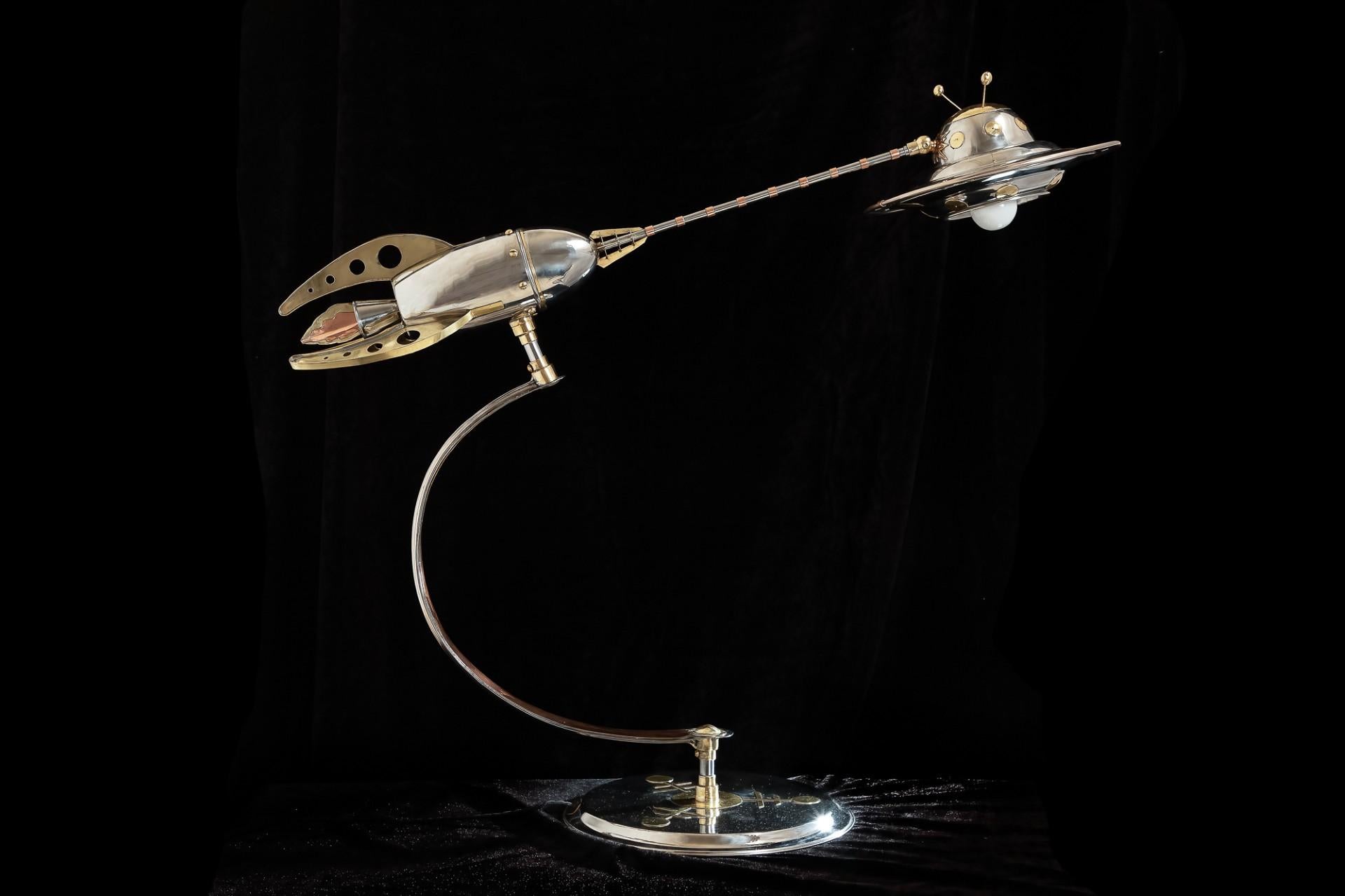 Pièce unique réalisée à la main par le designer et sculpteur britannique Sam Rush, originaire de Bristol.
Fabriqué en acier inoxydable et en laiton brasés au gaz. L'utilisation des techniques traditionnelles de l'époque confère à cette pièce une