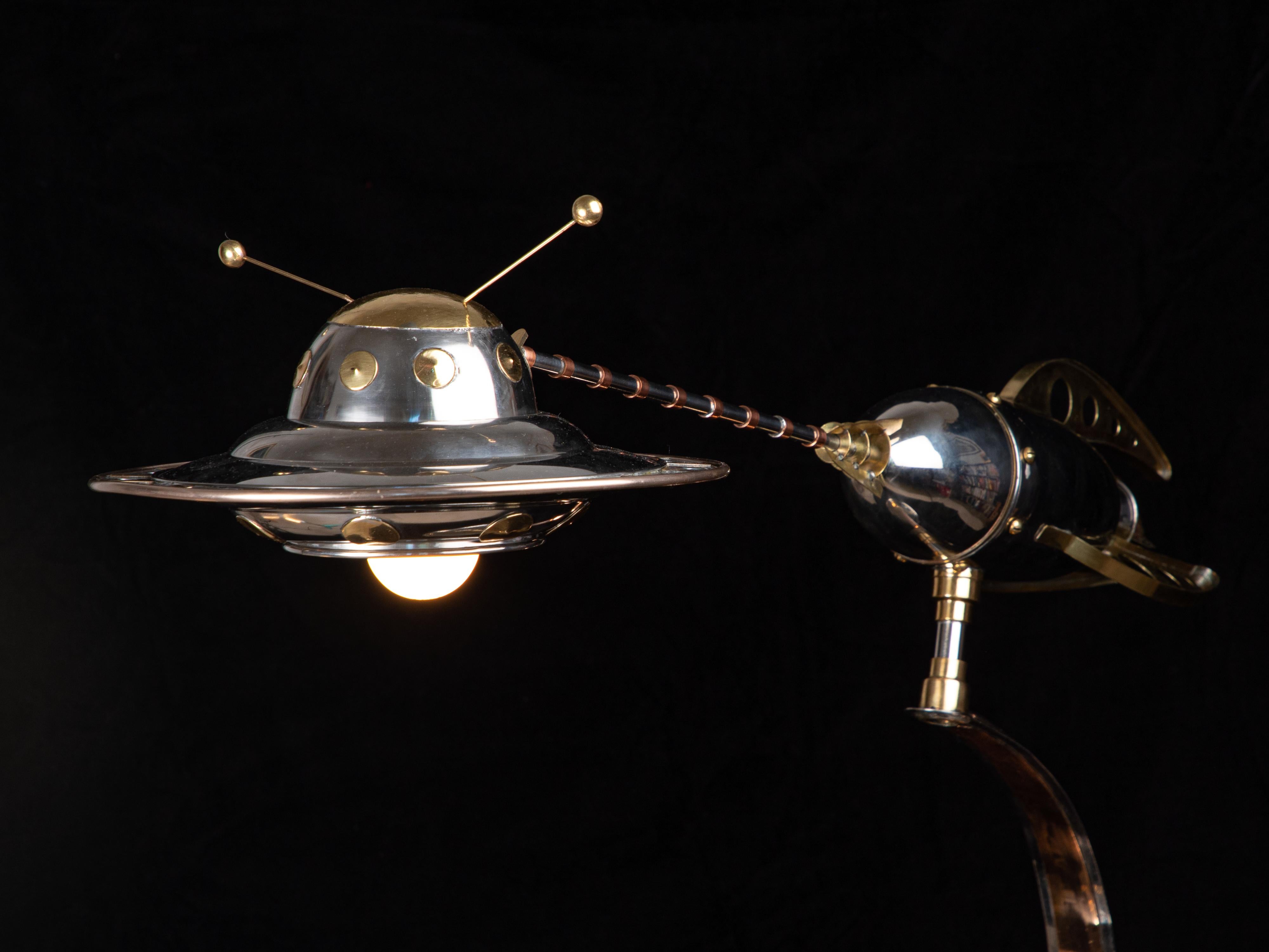 Soudé A Space. Lampe de bureau Rocket UFO par Sam Rush dans le style des films de science-fiction des années 1950 en vente