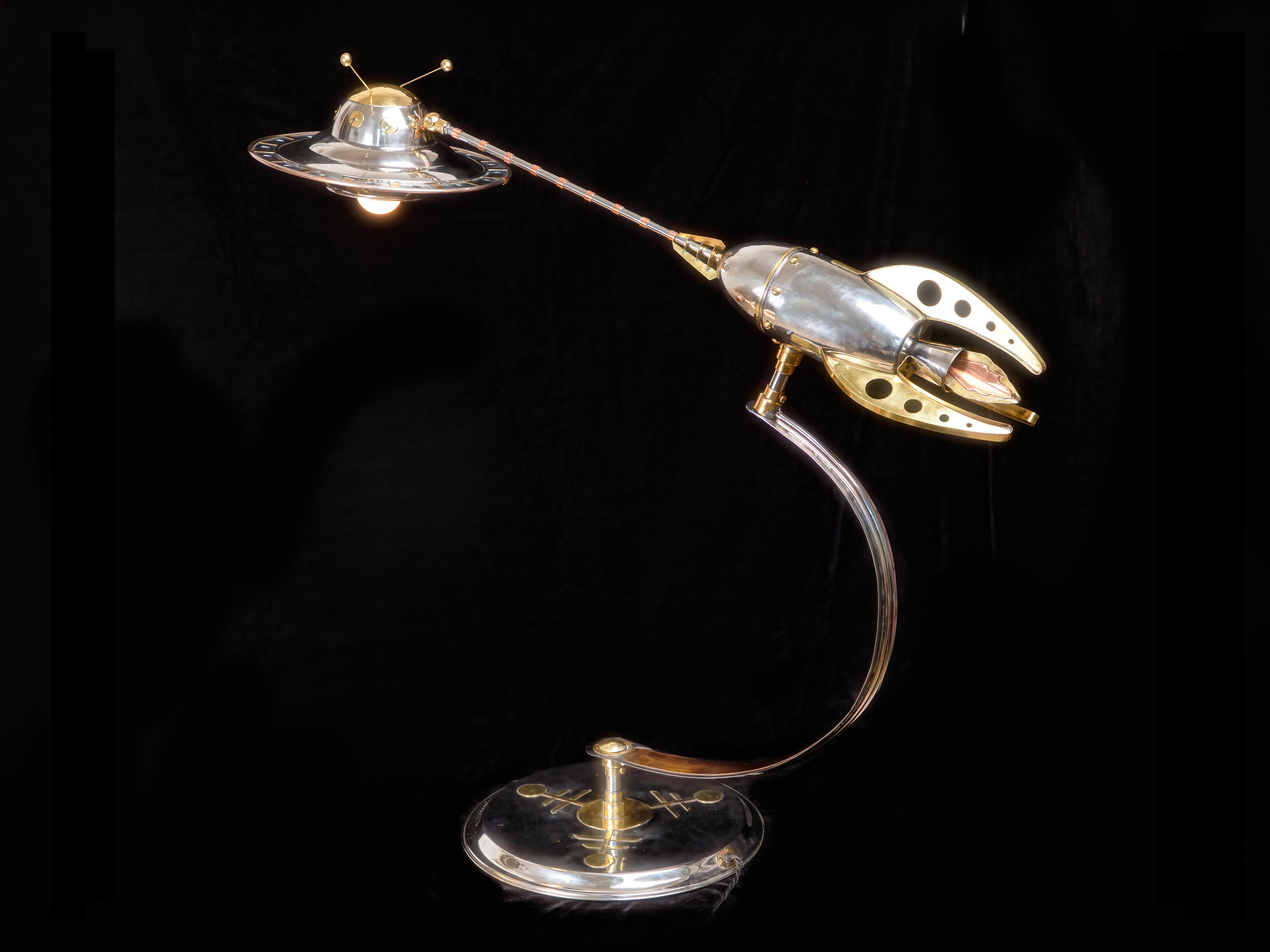 A Space. Lampe de bureau Rocket UFO par Sam Rush dans le style des films de science-fiction des années 1950 Neuf - En vente à Bristol, GB