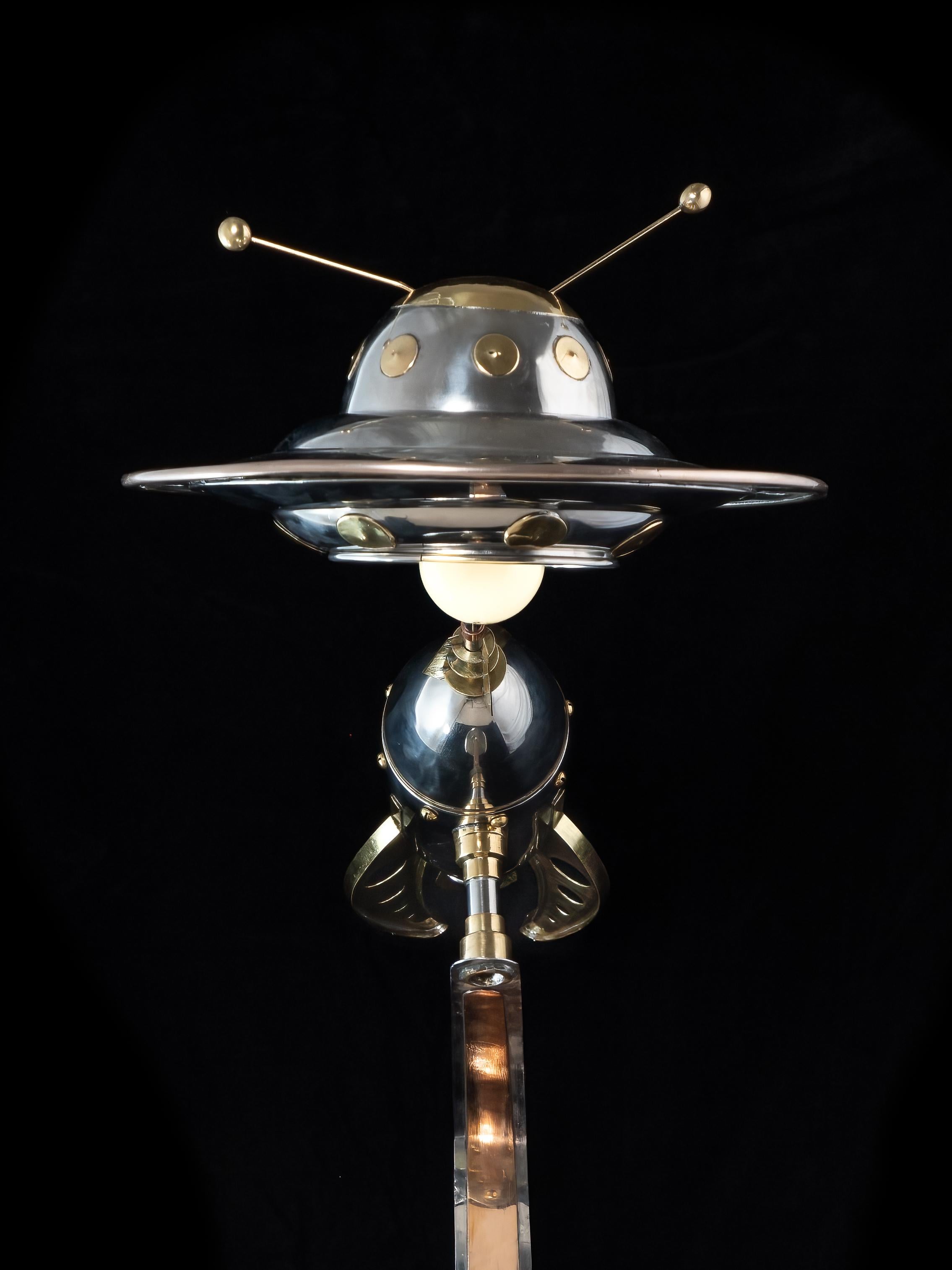 XXIe siècle et contemporain A Space. Lampe de bureau Rocket UFO par Sam Rush dans le style des films de science-fiction des années 1950 en vente