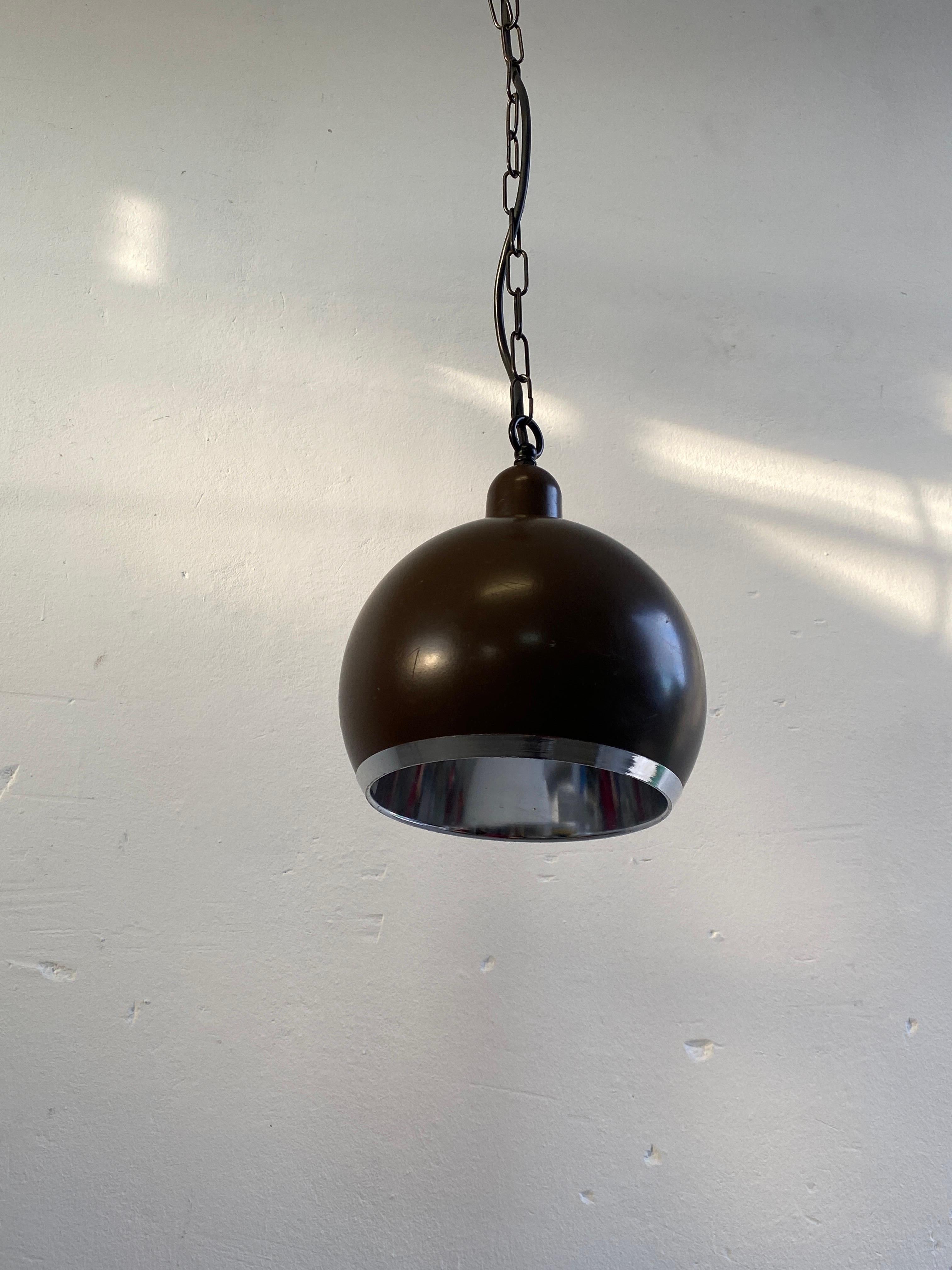 Vintage Spaceage pendant, brown and chrome light. 

In good vintage condition with some expected surface scratches, as indicated in the photos.

Holds one E27 bulb, up to 40W. (not included)

We try our best to accurately depict any