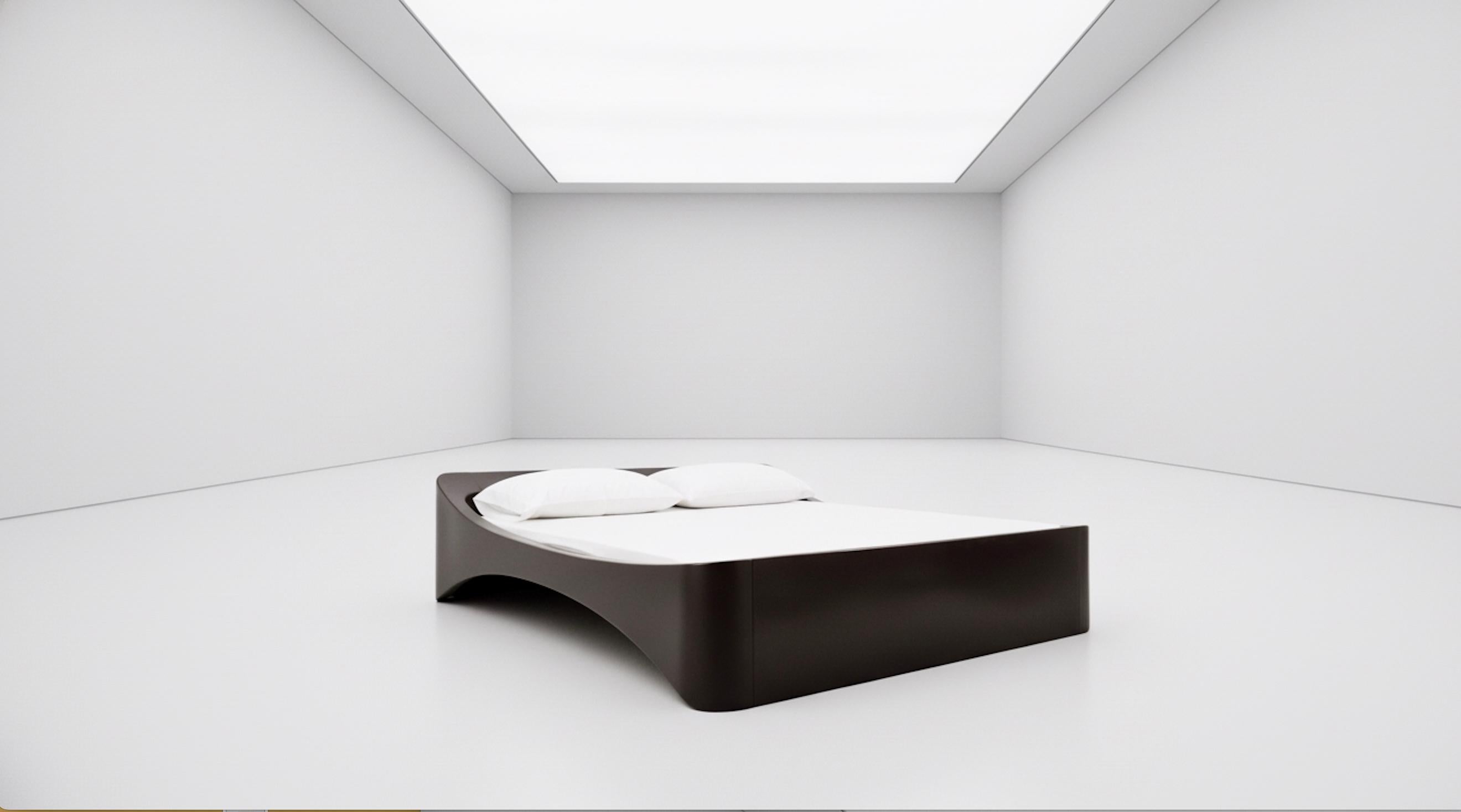 Das Bett ist eine Ikone des italienischen Designs aus den 1970er Jahren, hergestellt von Astarte Milano, einer Marke, die für ihre Kreationen im Stil des Space Age bekannt ist. Dieser in der Nachkriegszeit entstandene Stil zelebriert futuristischen