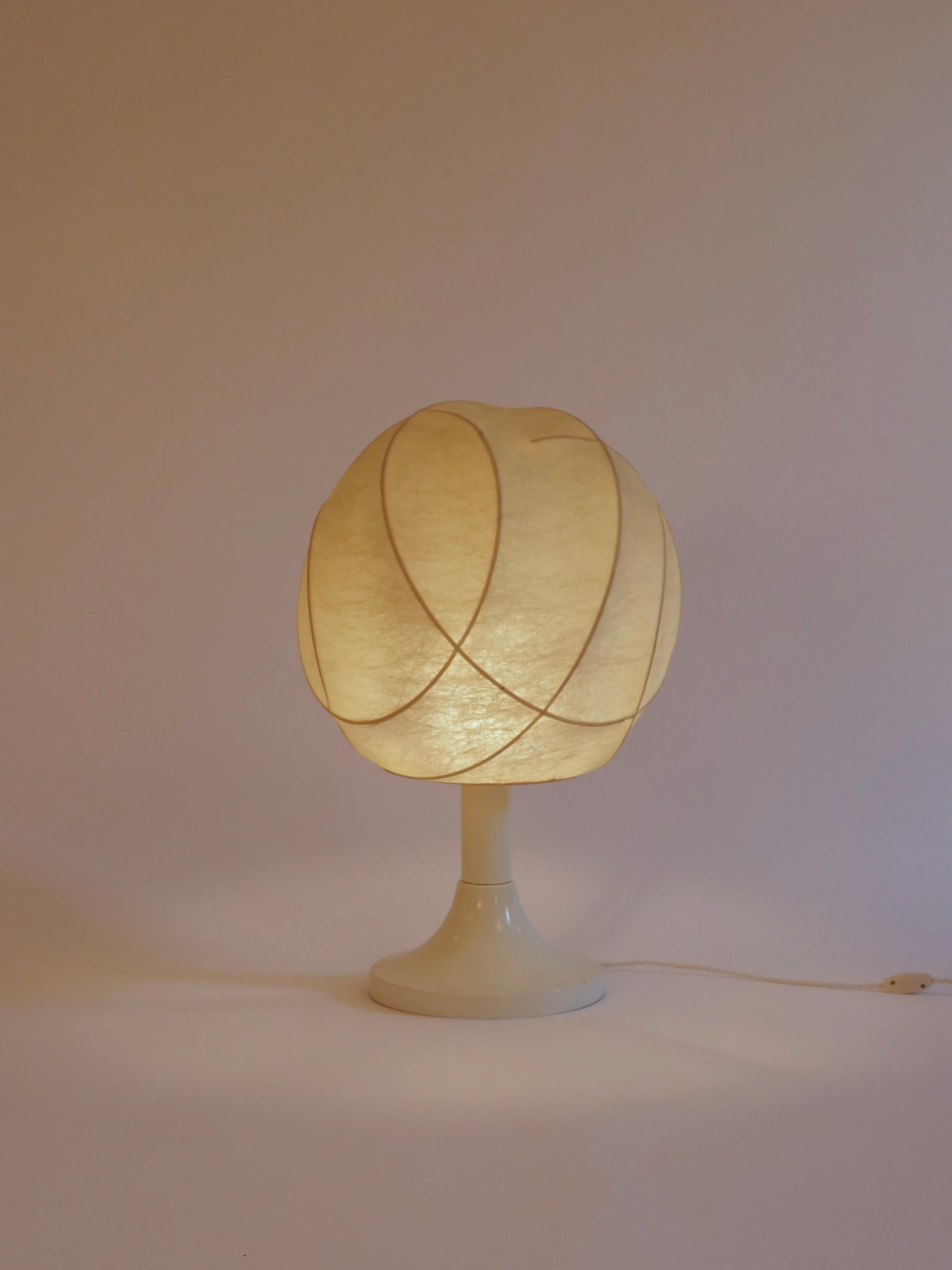 Rare cocoon light. Italy c1960
In the style of Tobia Scarpa , Castiglioni 

Fiberglass and spun resin.

In wonderful condition with no tears or burn marks.

Great patina. 