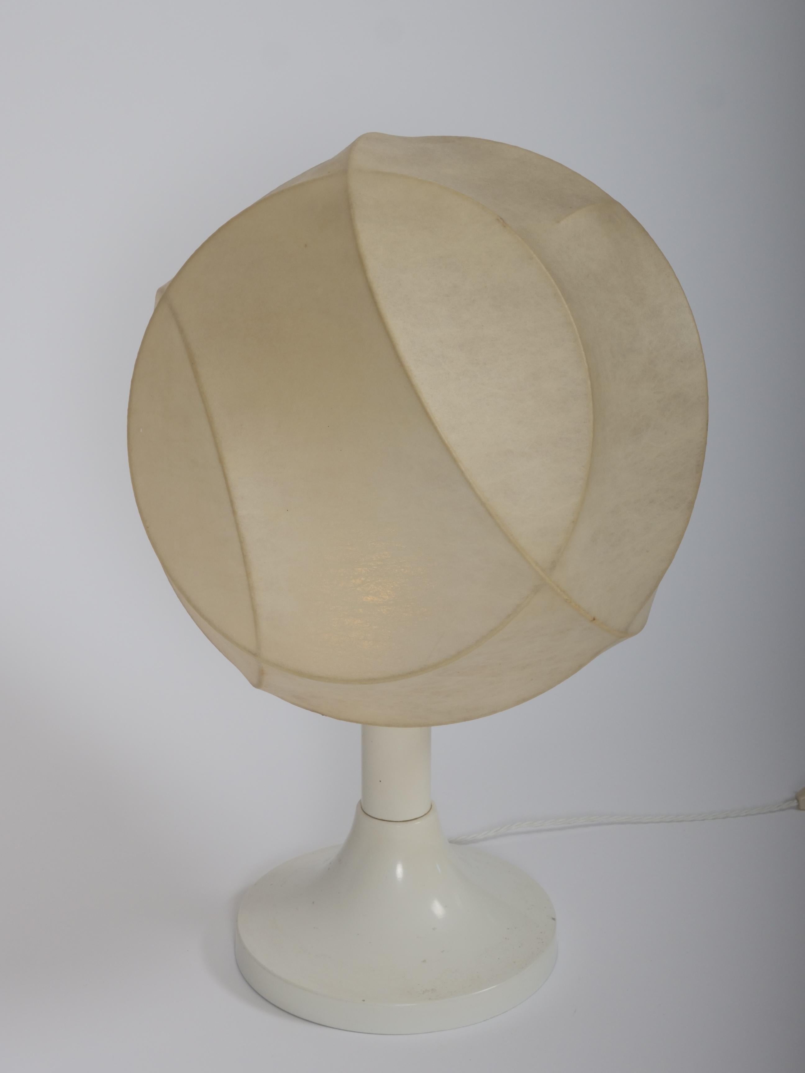 Spun Spaceage midcentury cocoon table light. For Sale