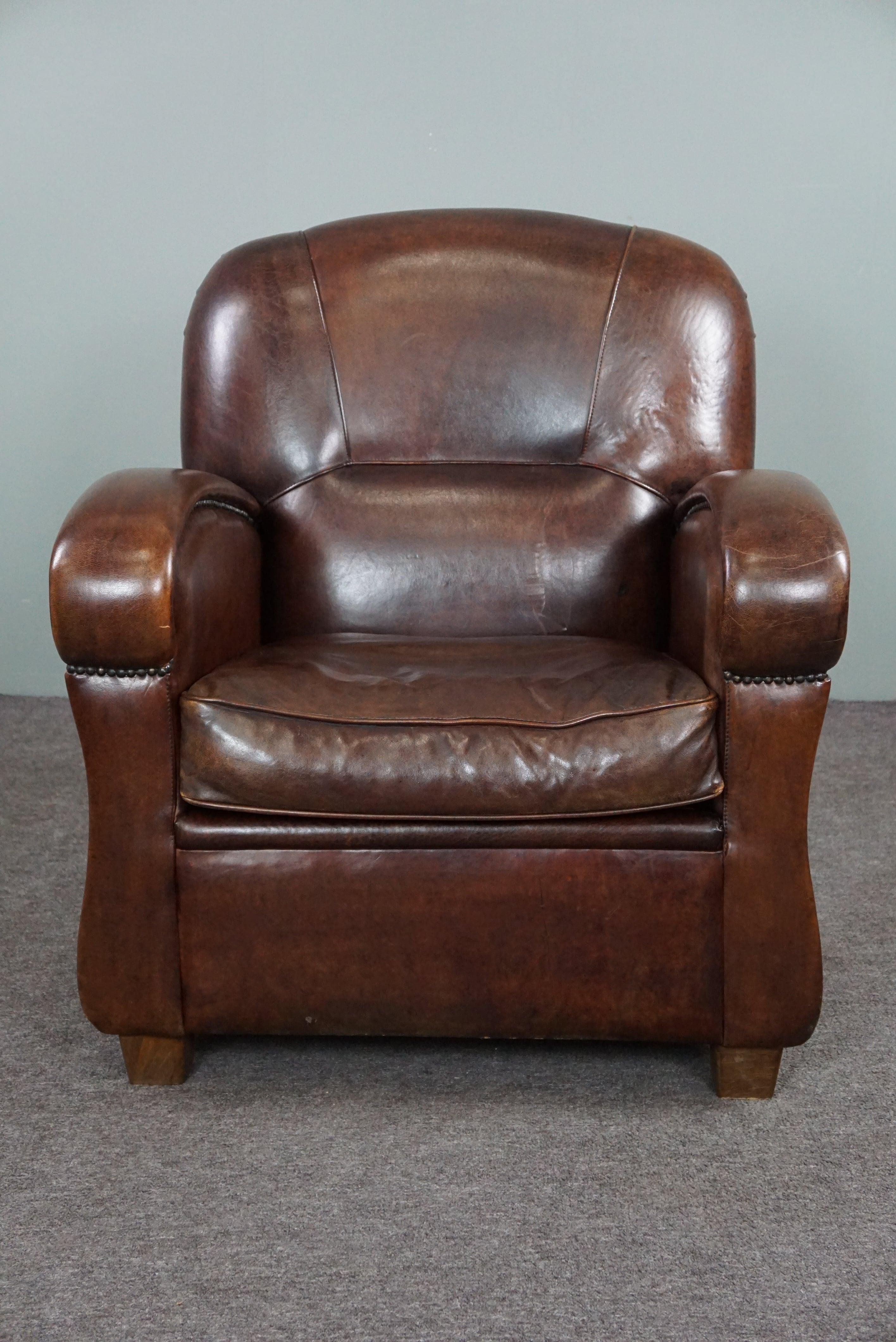 Offered is this beautiful, spacious sheepskin armchair.

This armchair has very good seating comfort and has a nice sleek design.
The warm color of the sheep leather and the sleek finish including decorative nails make this armchair a true