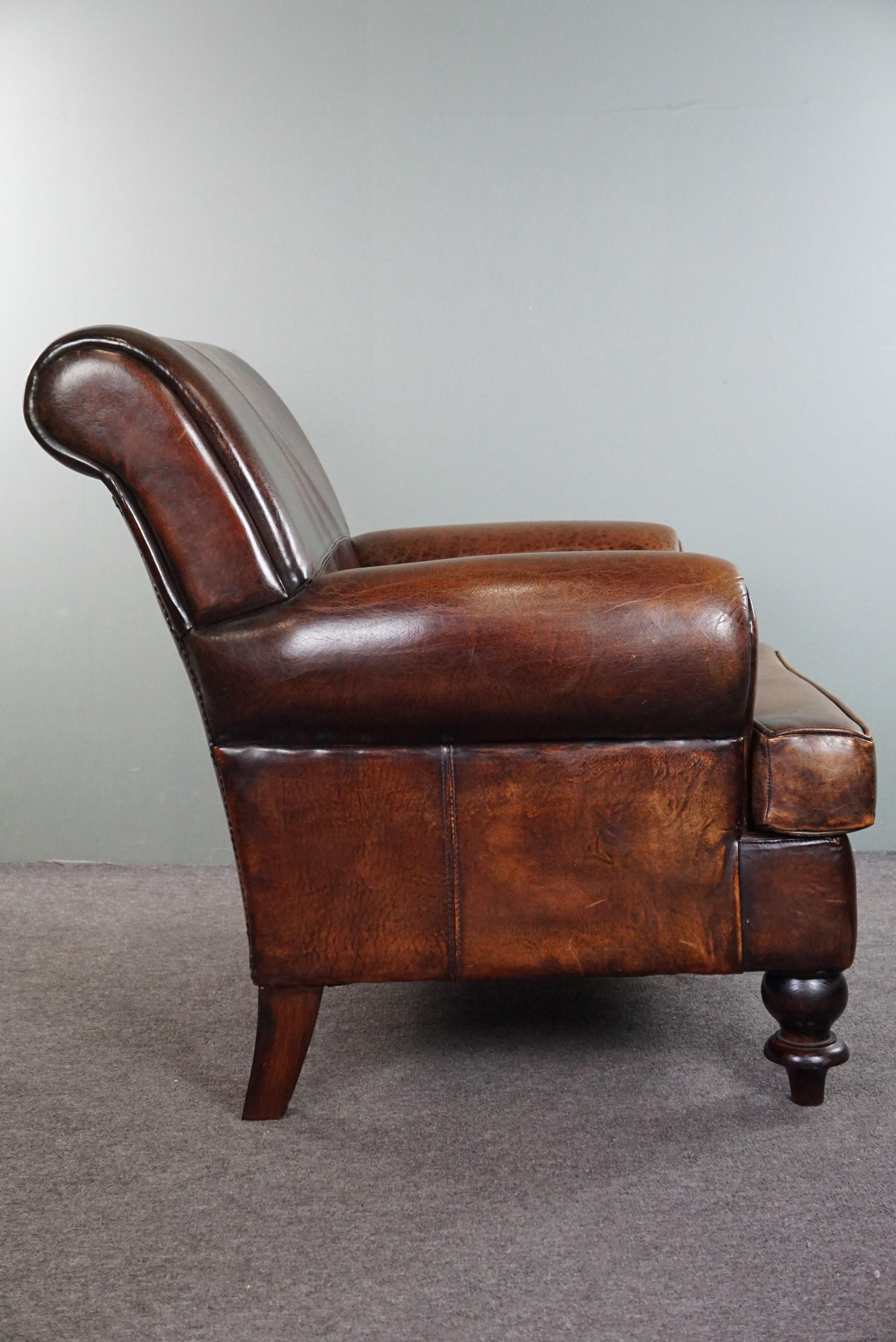 Spacious sheepskin armchair with a relaxed deep seat In Good Condition For Sale In Harderwijk, NL