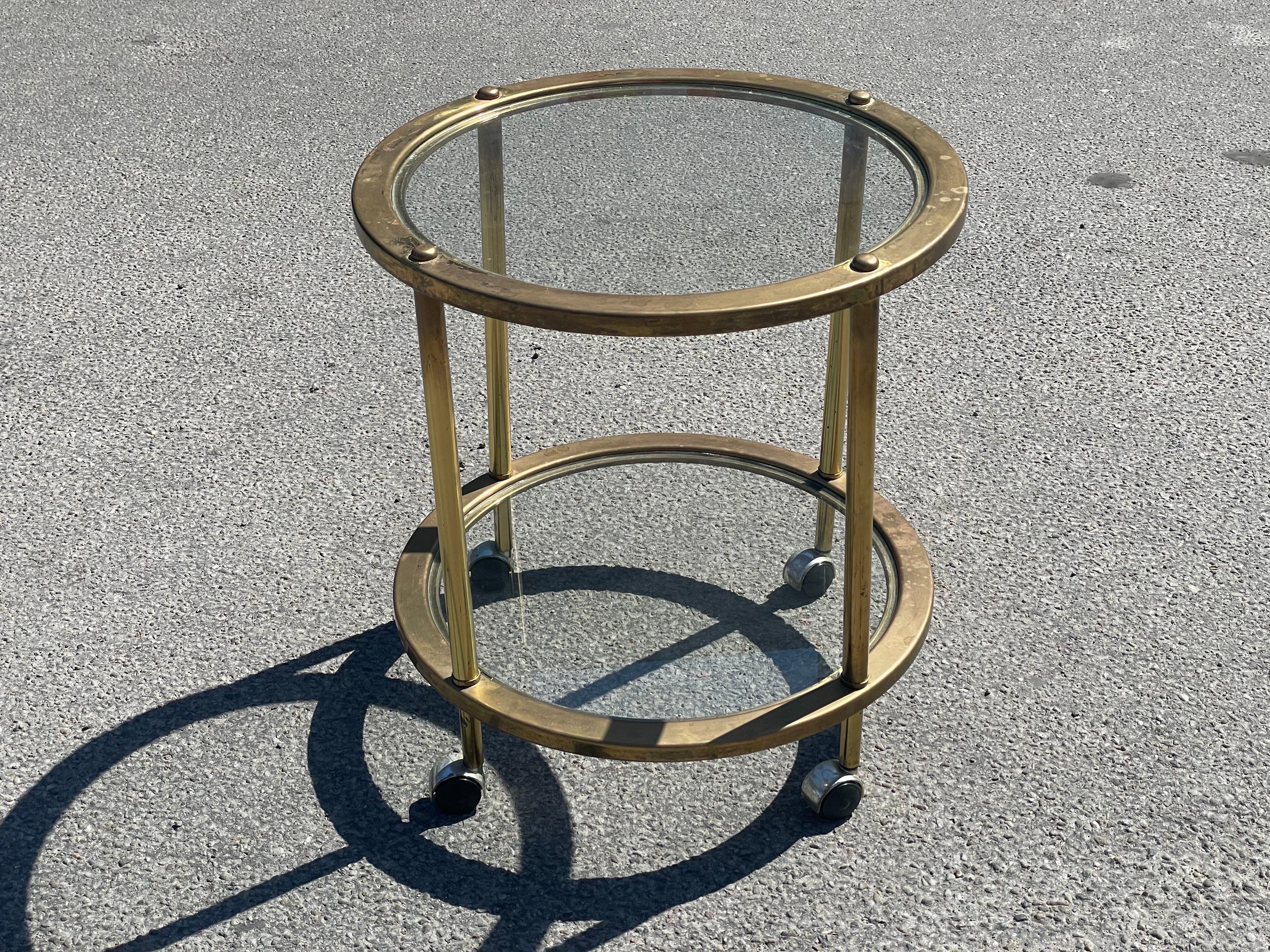 Luxueux chariot de bar français des années 1970 : spacieux et élégant, il comprend deux élégantes étagères en verre, l'une en haut et l'autre en bas, encadrées par une superbe finition en laiton doré. Cette pièce exquise allie sophistication vintage