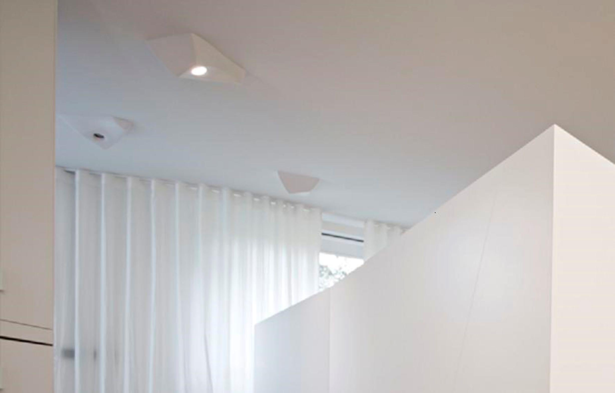 Ceiling fixture of polycarbonate painted mat white
with leds, integrated driver.
