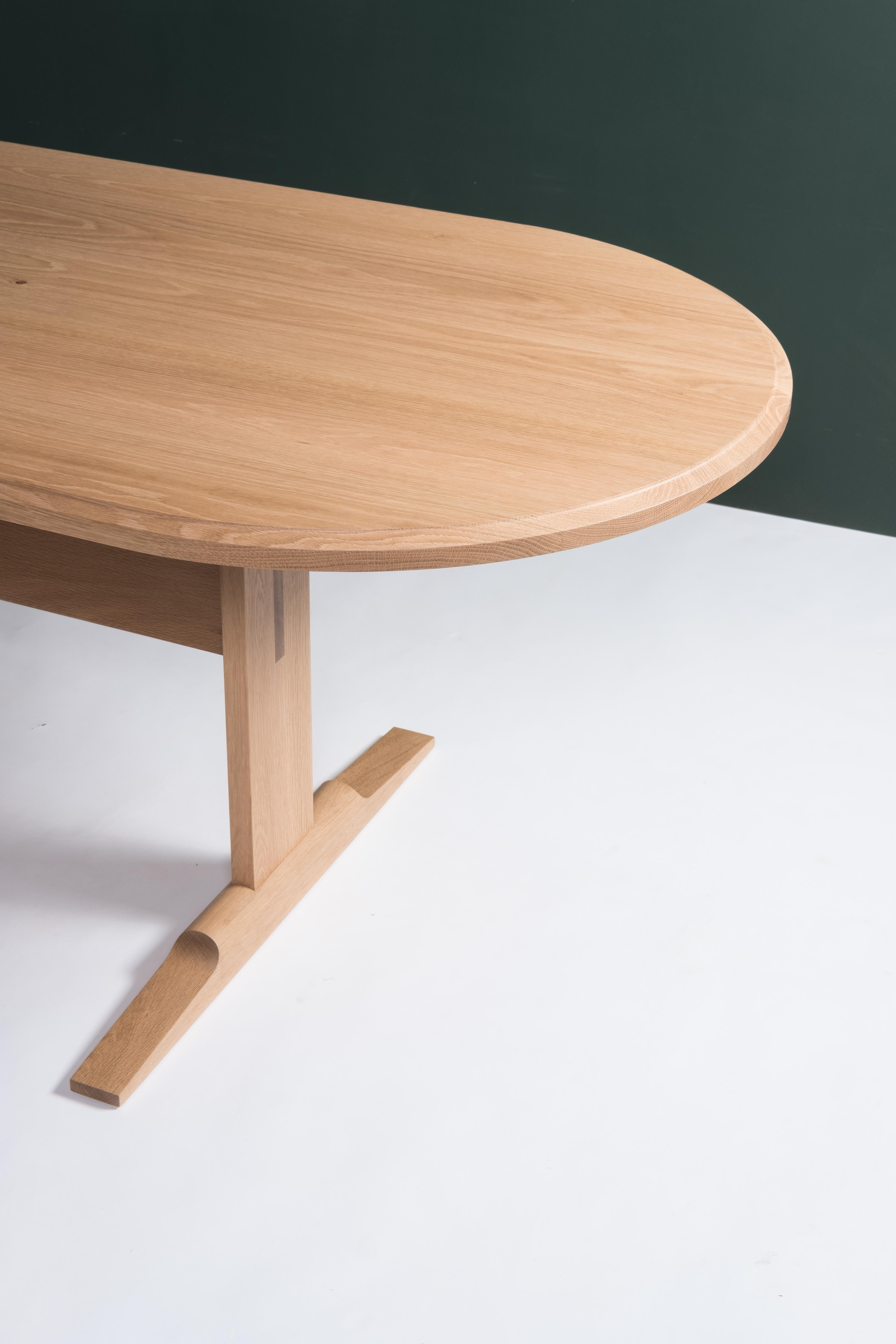 La table de salle à manger Spade est une version moderne de la table à tréteaux classique. La menuiserie en bois massif, combinée à une mise en forme soignée et à des lignes épurées, confère à cette table une apparence gracieuse et une grande