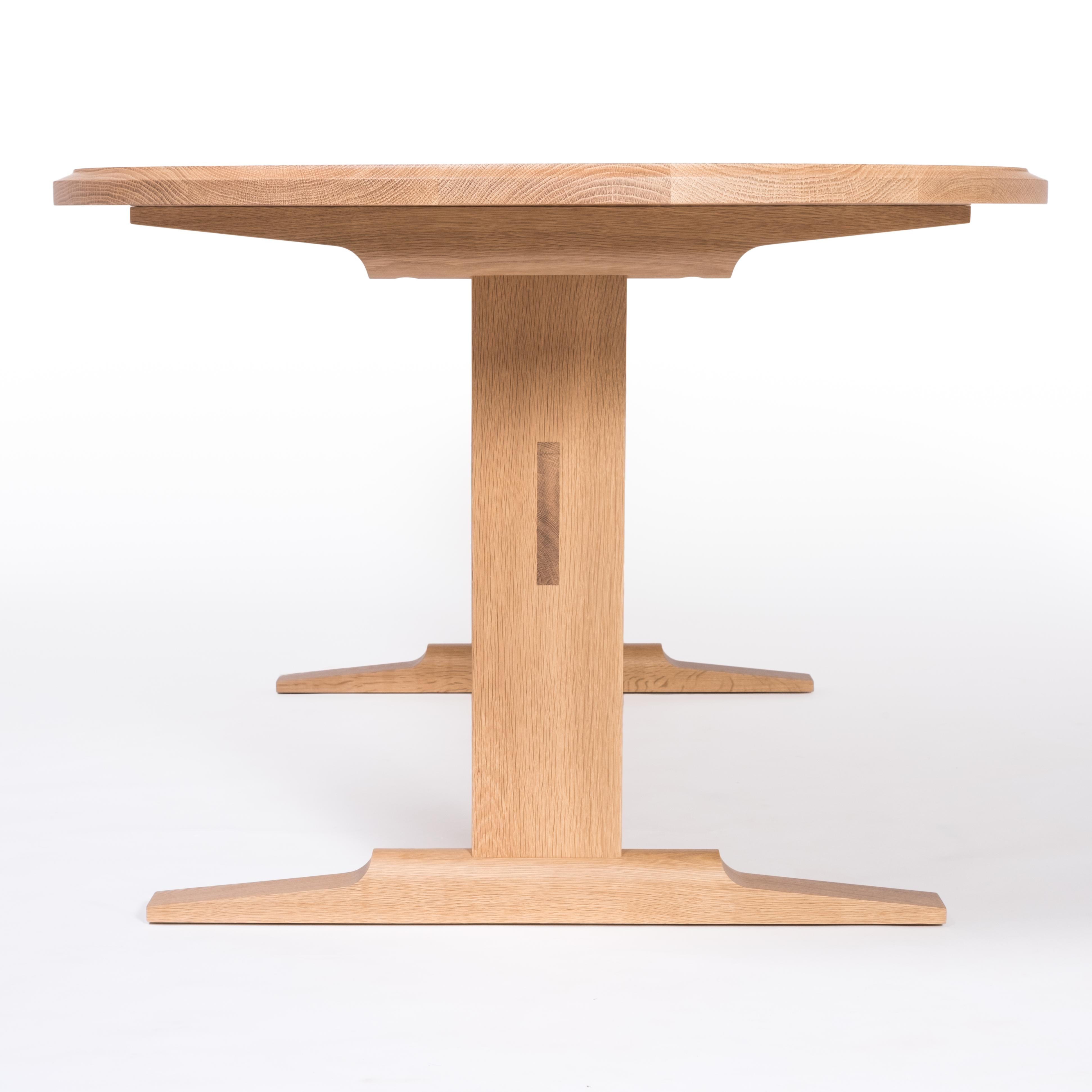 Moderne Table de salle à manger Spade de Tretiak Works, tréteau moderne contemporain en chêne blanc en vente