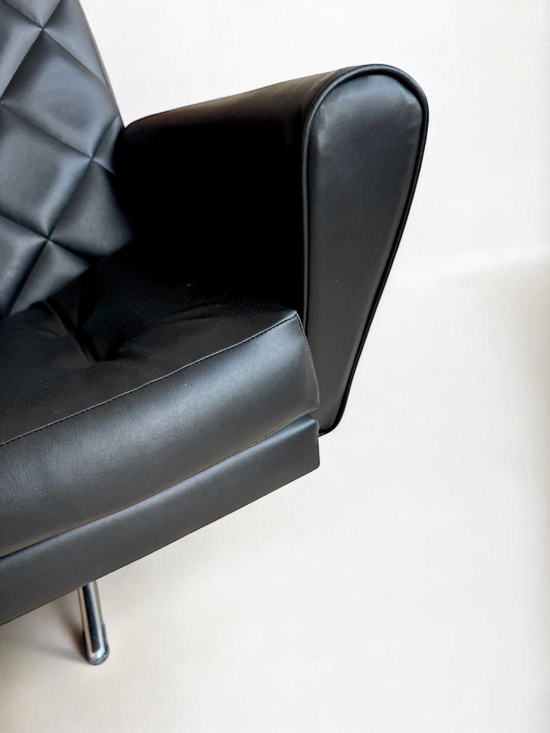 Mid-Century Modern Spage Age 1960's James Bond Style Swivel Armchair, France 1960's For Sale