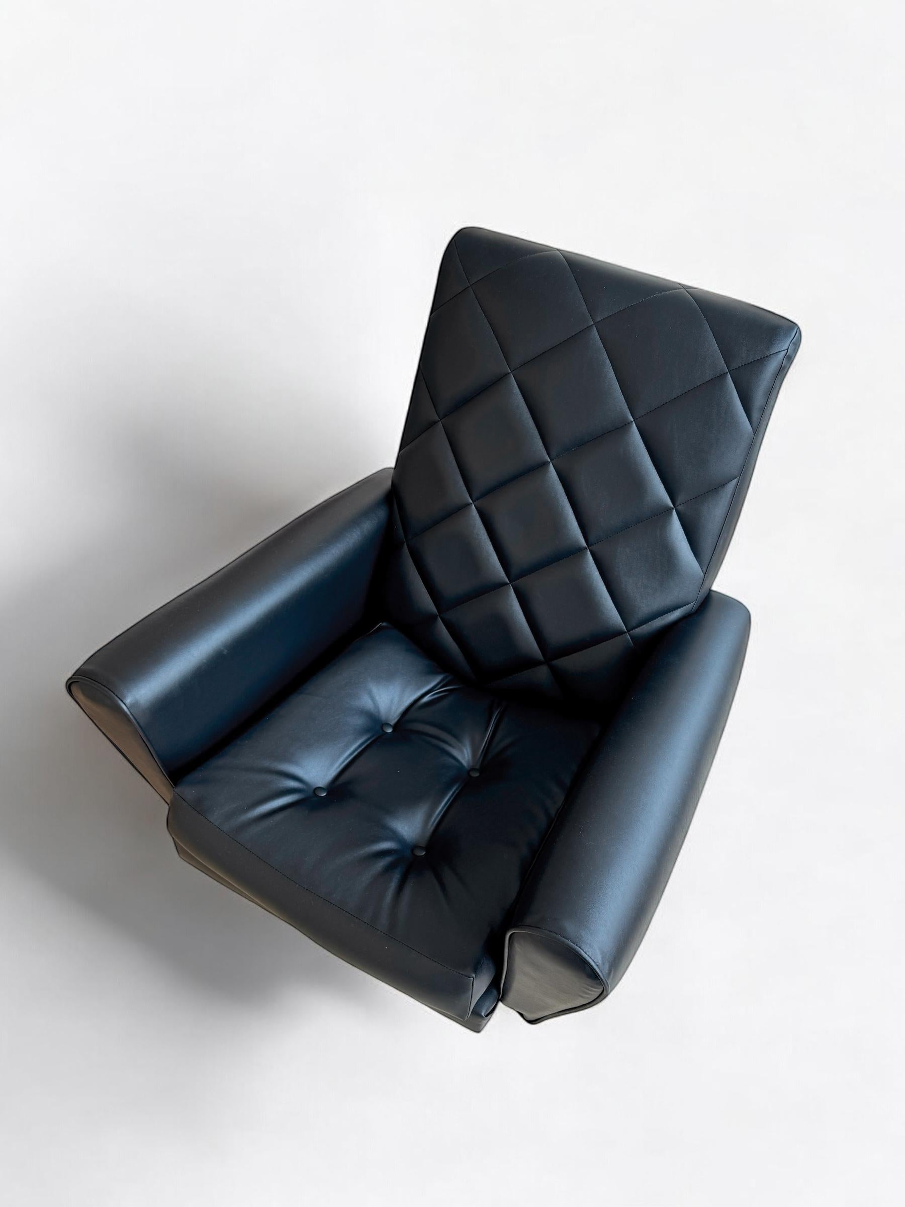 Spage Age 1960's James Bond Style Swivel Armchair, France 1960's In Good Condition For Sale In London, GB