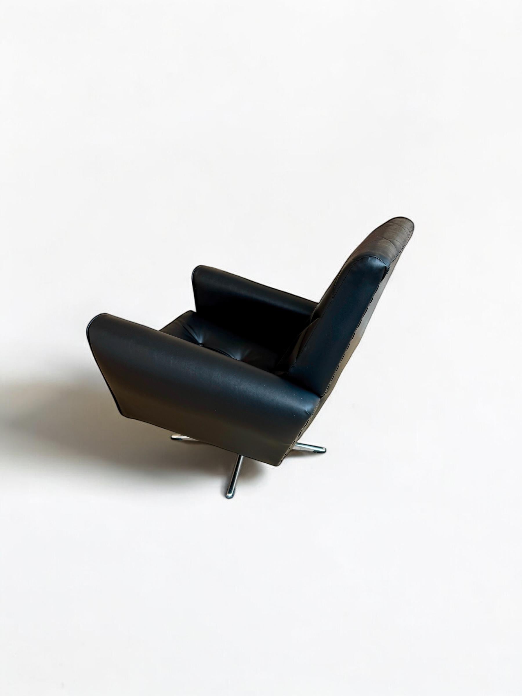 Mid-20th Century Spage Age 1960's James Bond Style Swivel Armchair, France 1960's For Sale