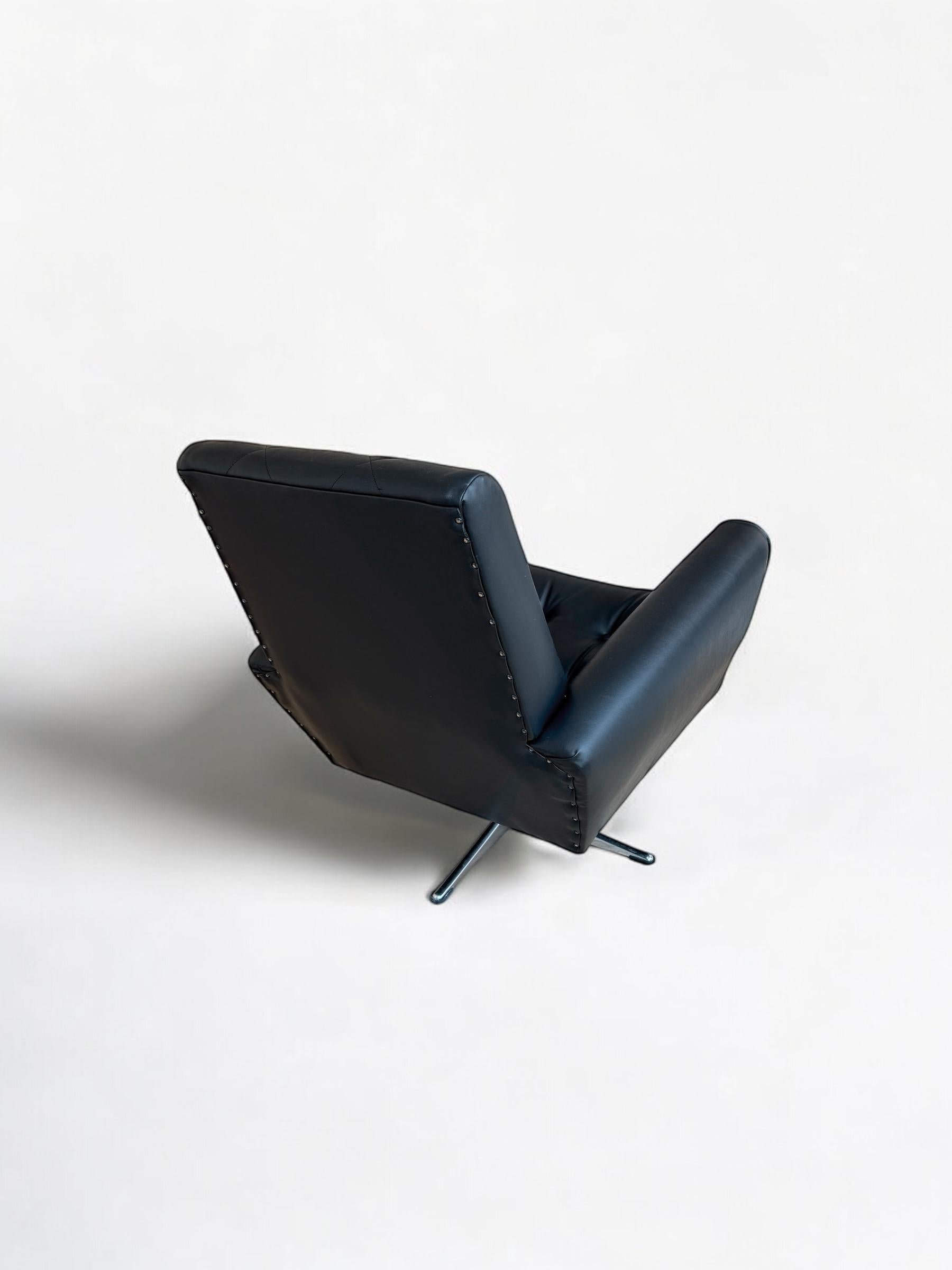 Aluminum Spage Age 1960's James Bond Style Swivel Armchair, France 1960's For Sale