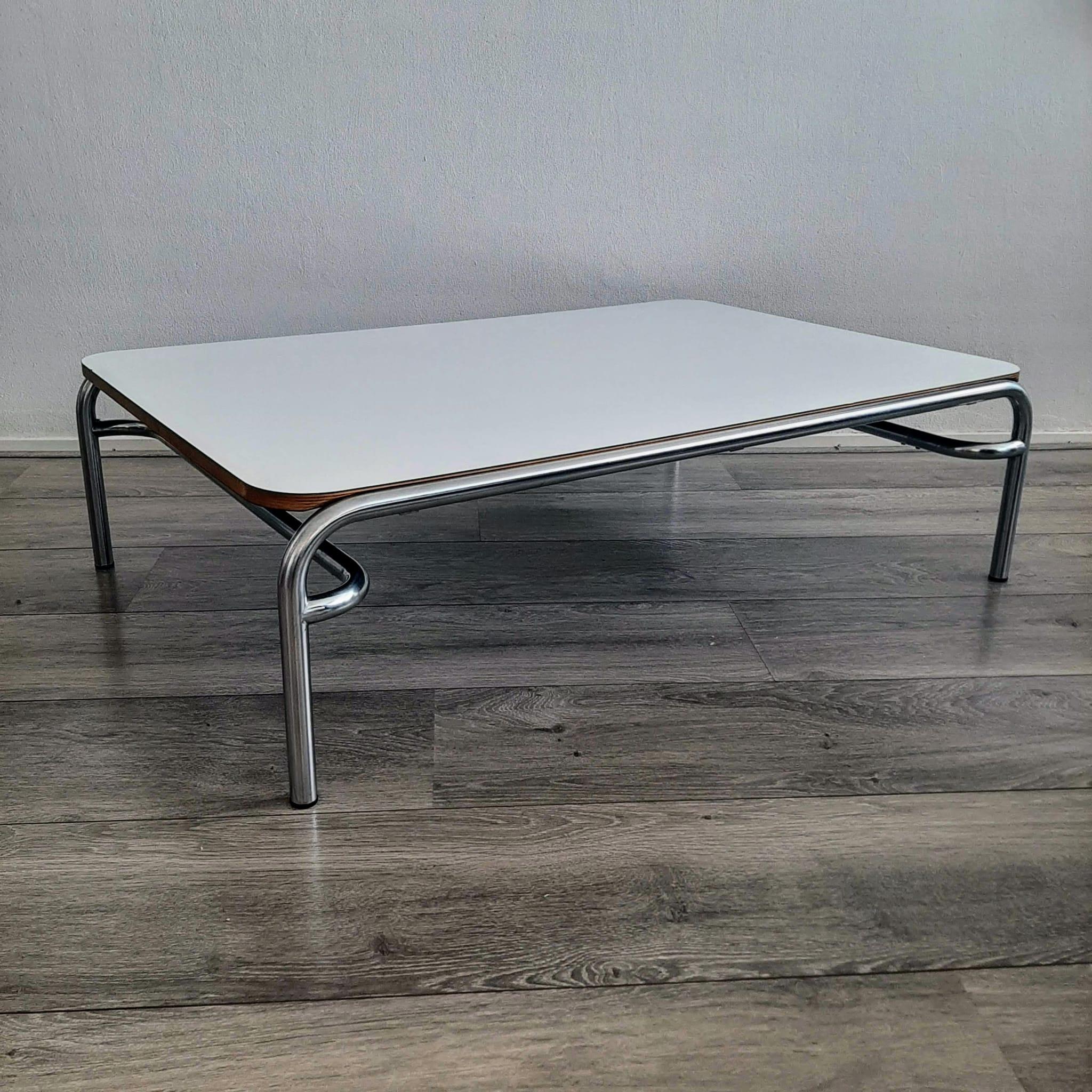 Mesa de salón con armazón metálico de diseño tubular.

Diseñado por Walter Antonis para el fabricante holandés Spectrum en los años 60/70.

Todos los egos están frenados, en referencia a la popular era espacial.