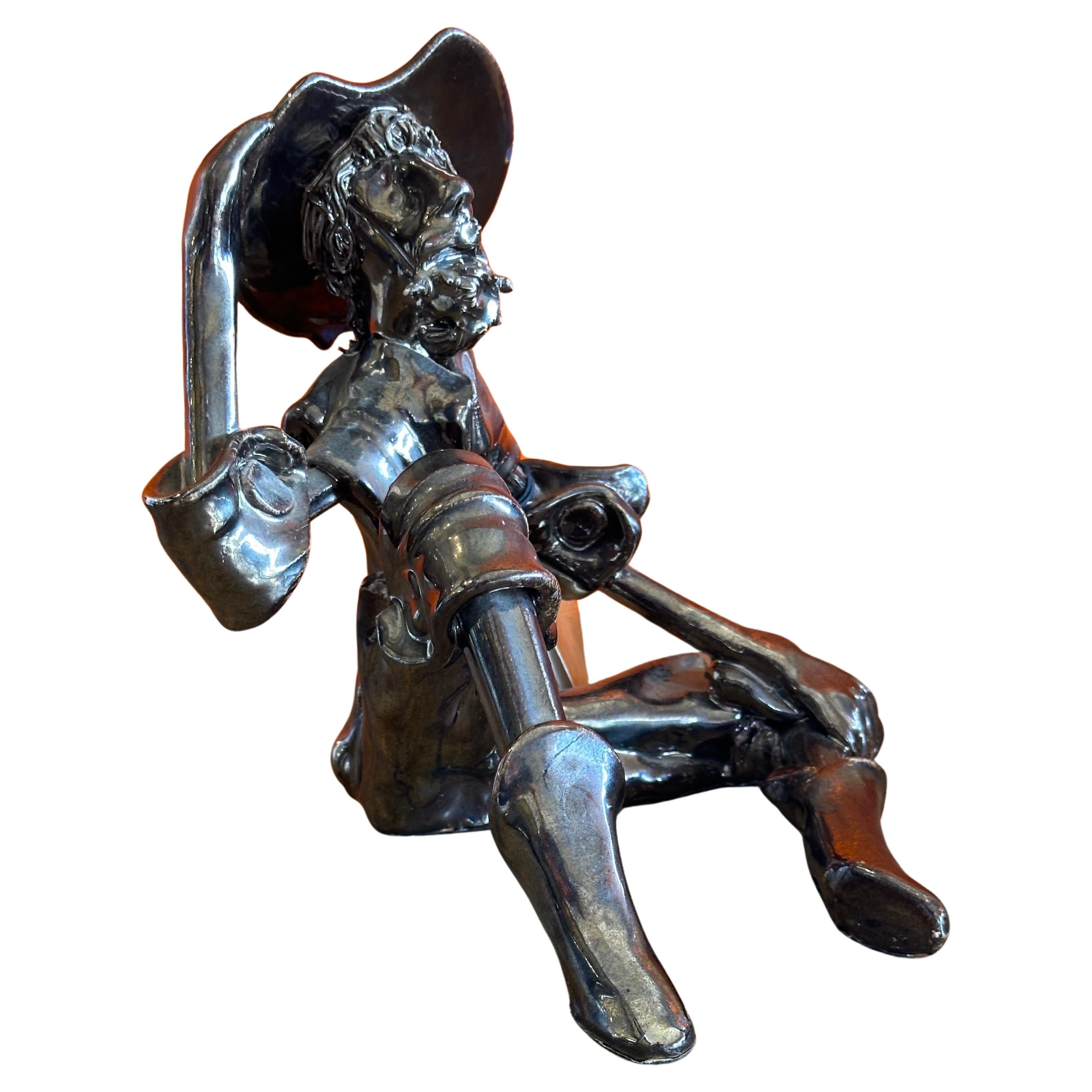 Scultura di spaghetti vintage di Don Chisciotte di Roberto Nischli, circa anni '90. Questa scultura in ceramica fatta a mano ha una finitura in bronzo verniciato metallizzato e un meraviglioso look brutalista. Il pezzo ha molto carattere e fascino e