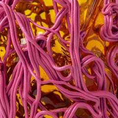 Vase moyen en résine ambre et mauve de Gaetano Pesce