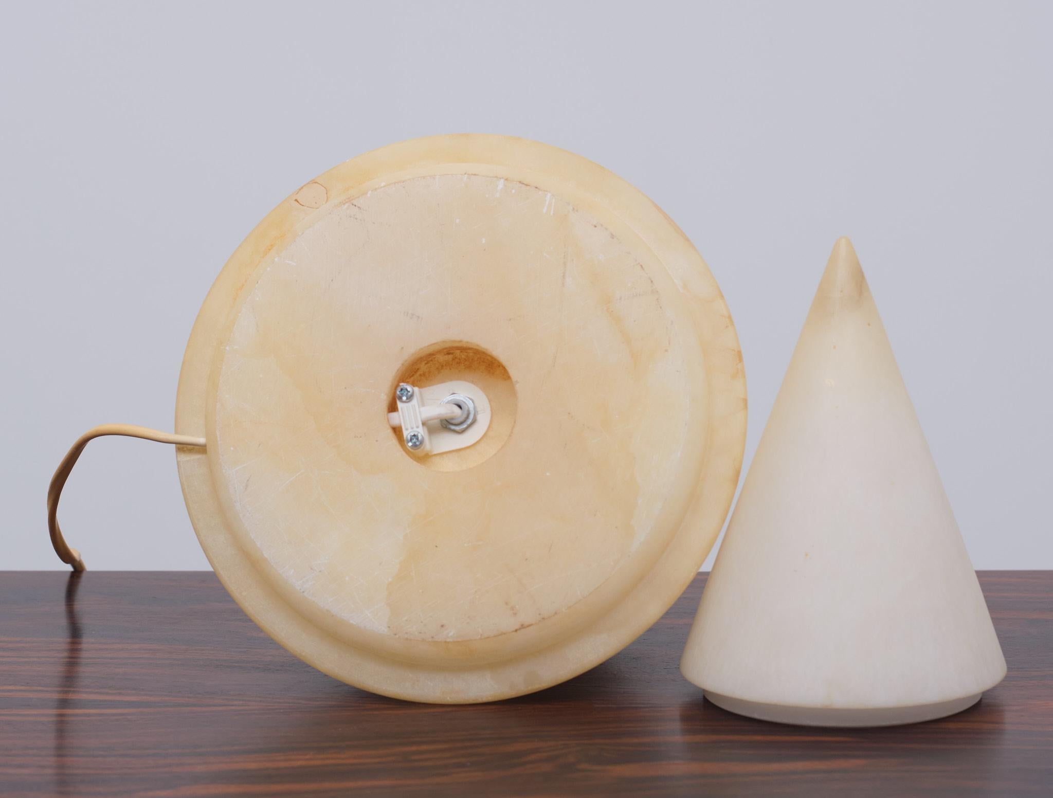 Spain Alabaster Pyramid Table Lamp In Good Condition In Den Haag, NL