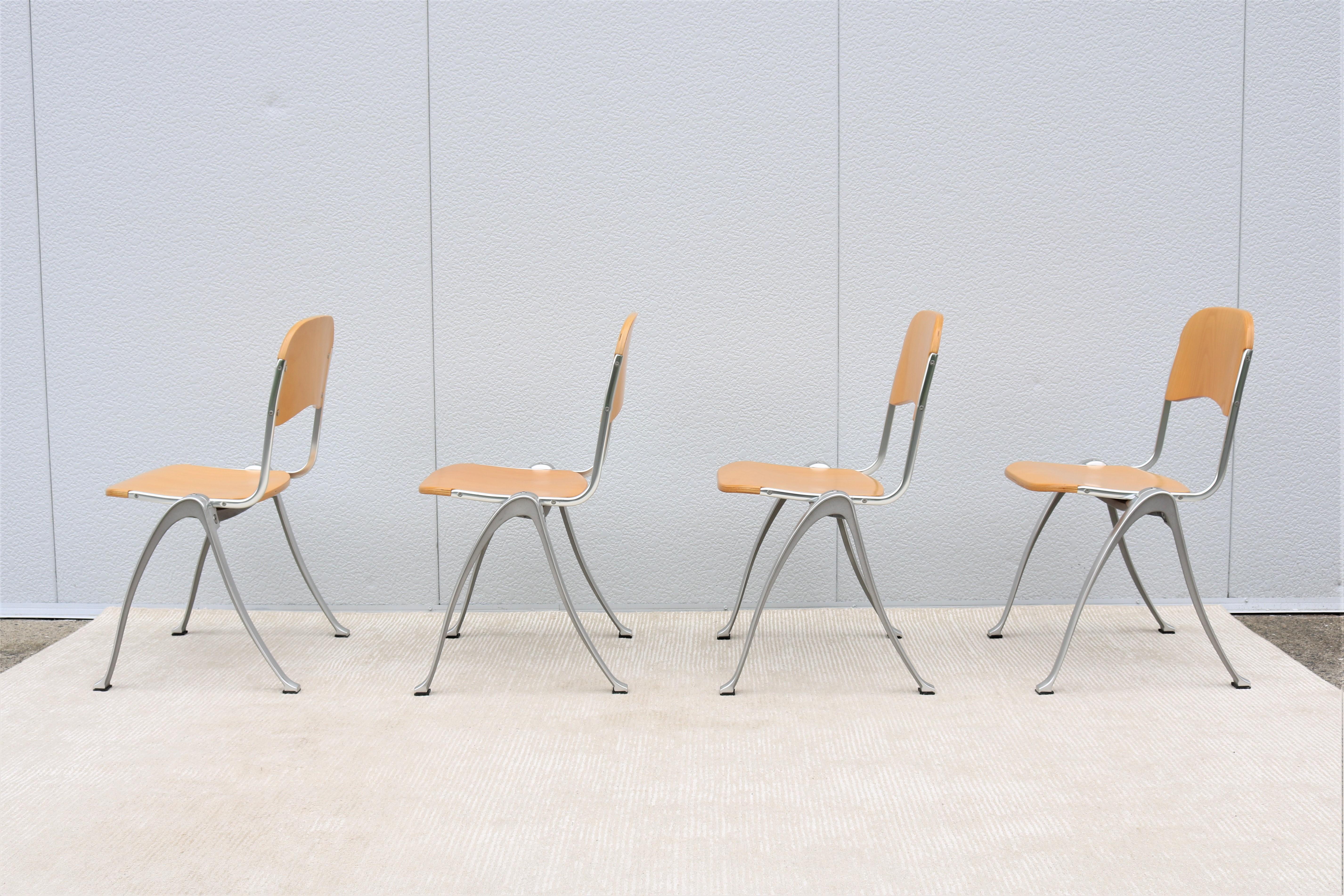 Moulé Ensemble de 4 chaises de salle à manger espagnole moderne du milieu du siècle Joan Casas I Ortinez pour Indecasa en vente