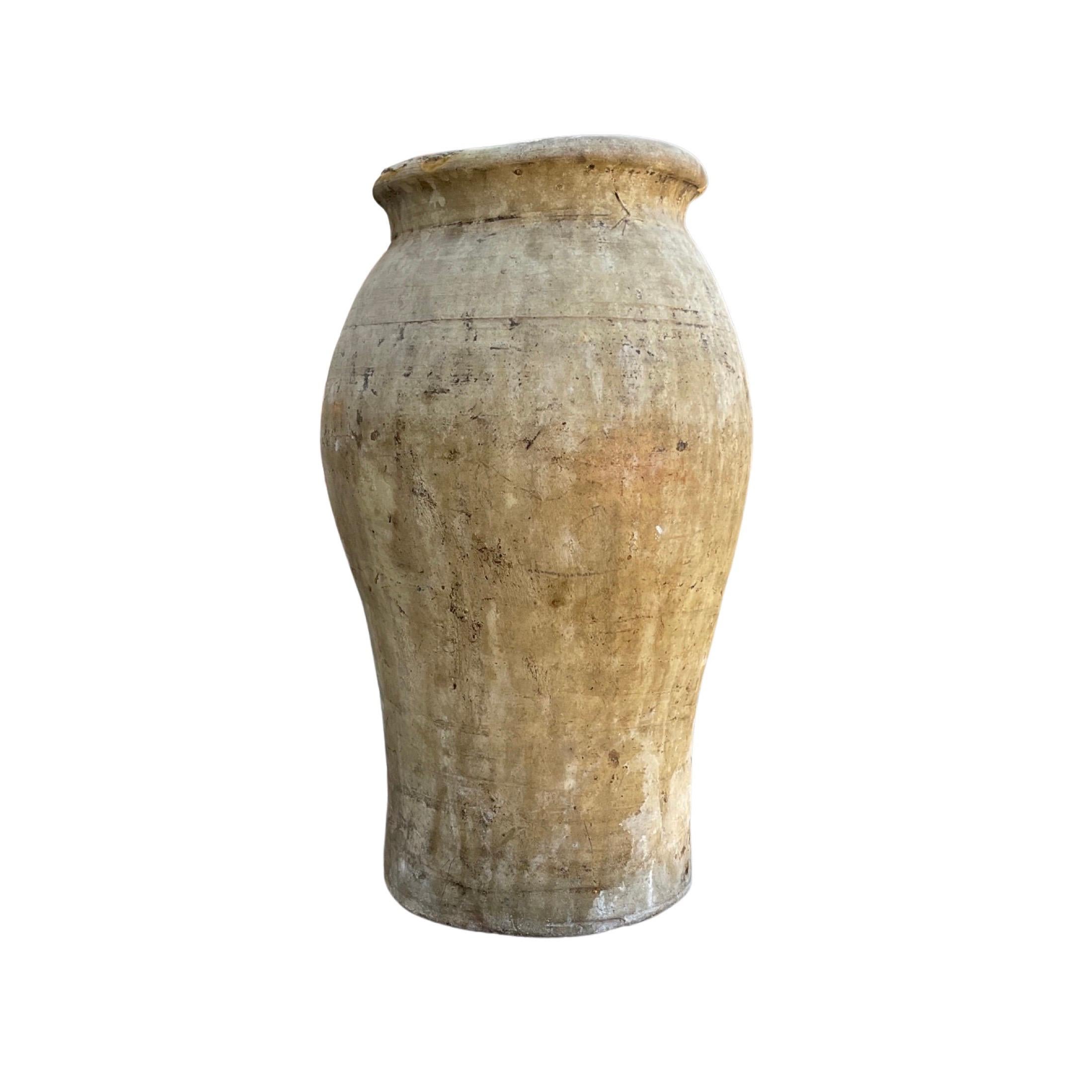 Esta maceta de terracota española del siglo XVIII está fabricada con una de las mejores arcillas del mundo, lo que la hace resistente y fiable. Su exclusivo color terracota crea una declaración atemporal en tu casa y jardín. Perfecto para añadir un