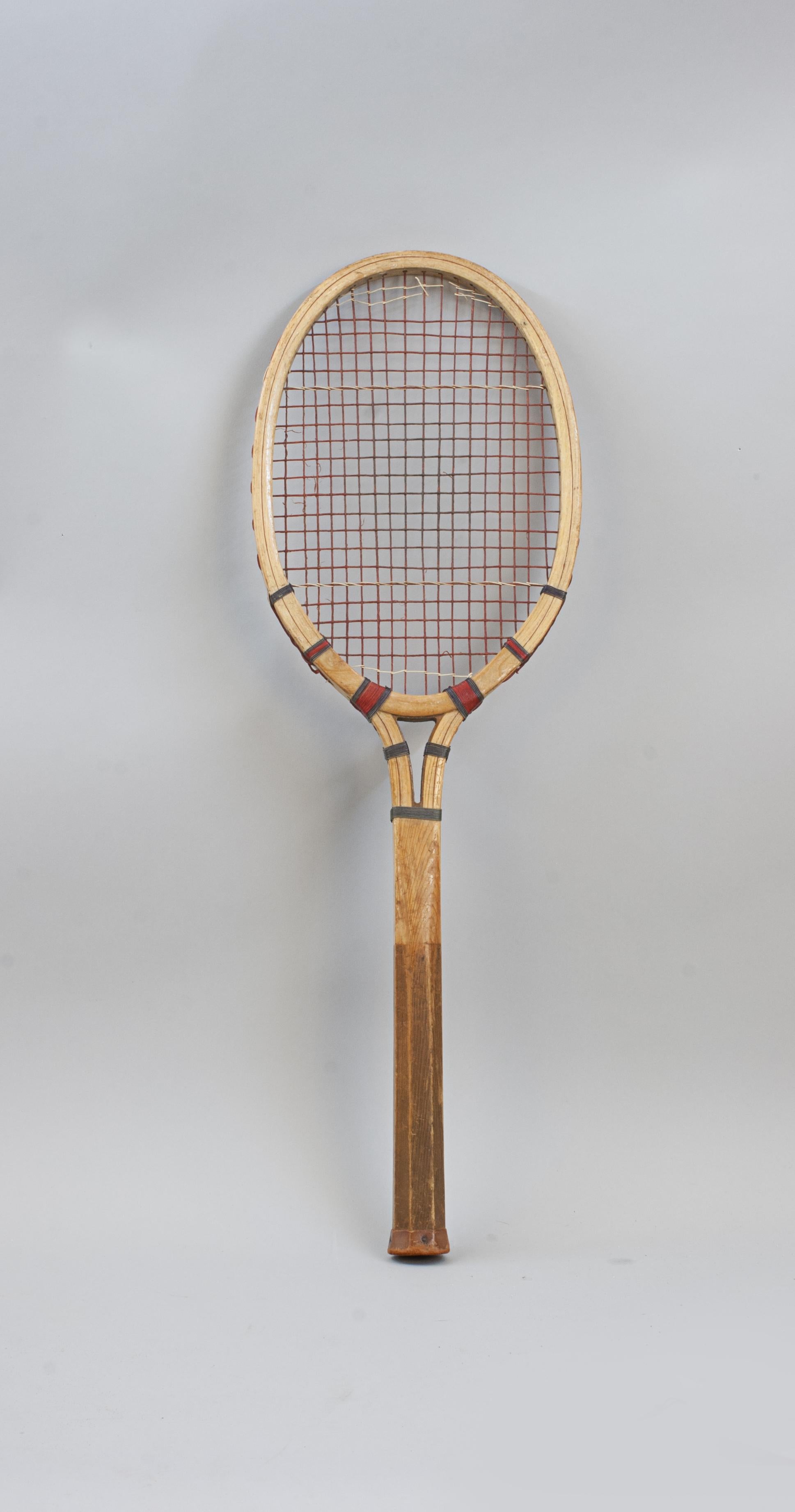 Racchetta da tennis Open Throat d'epoca.
Un'ottima racchetta da tennis a gola aperta in legno, molto simile nel design alla racchetta a gola aperta Spalding 'Top - Flight' con brevetto n. 264081. La costruzione a gola aperta (cuneo aperto) presenta