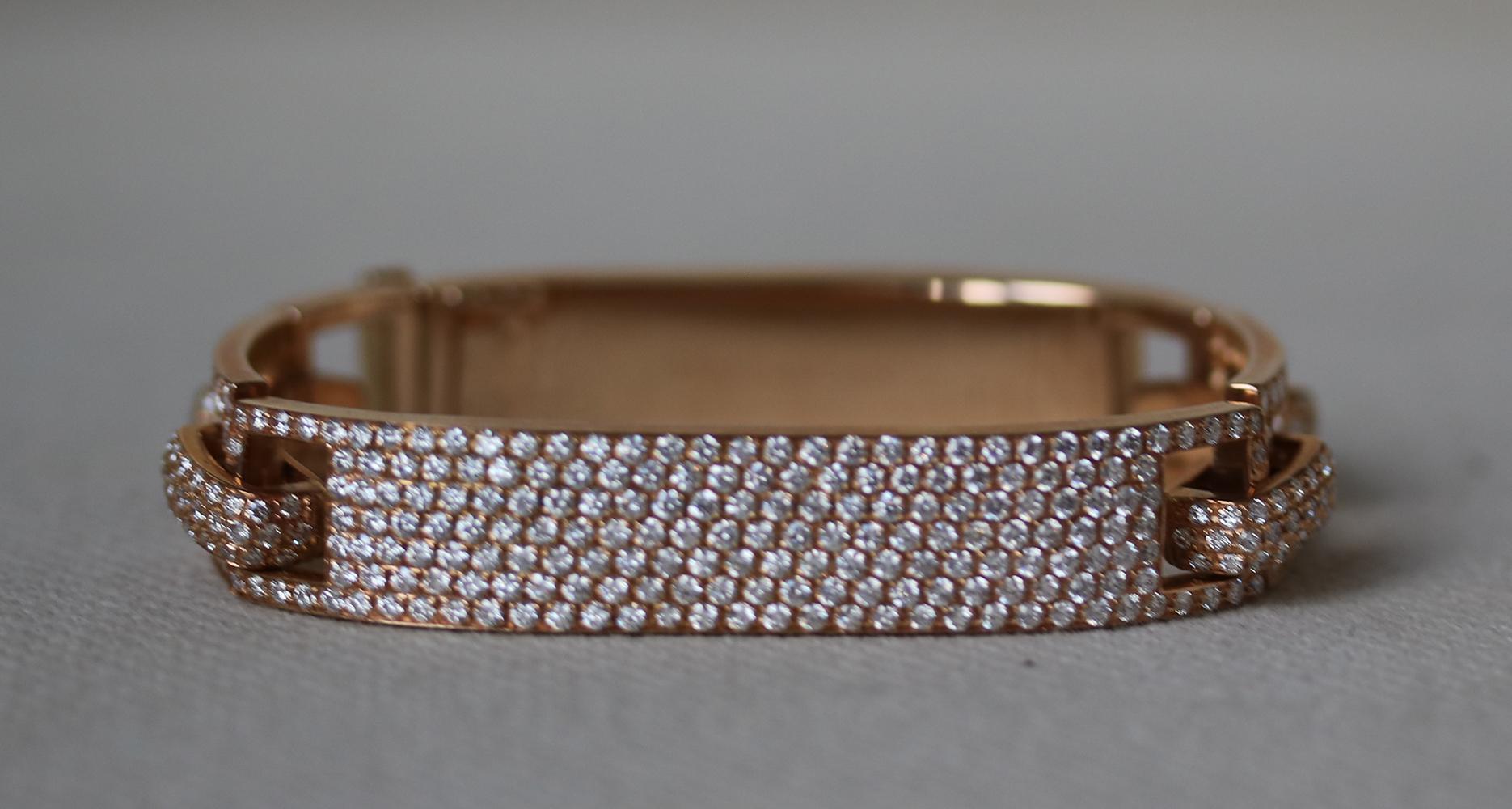 Large Manette bracelet made in 18 kt rose gold. Full pavé bracelet in white diamonds. Set chain links on the side. Made in Italy. 

Dimensions: Approx L 19 cm x W 1 cm

Condition: As new condition, no sign of wear. (Does not come with box or