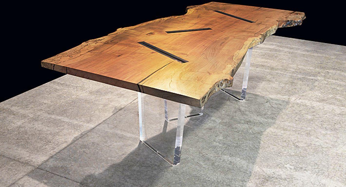 Table de salle à manger en érable fendu avec un bord vif et doux et trois pieds en acrylique de 2 pieds d'épaisseur qui traversent le dessus de la table et s'y encastrent.