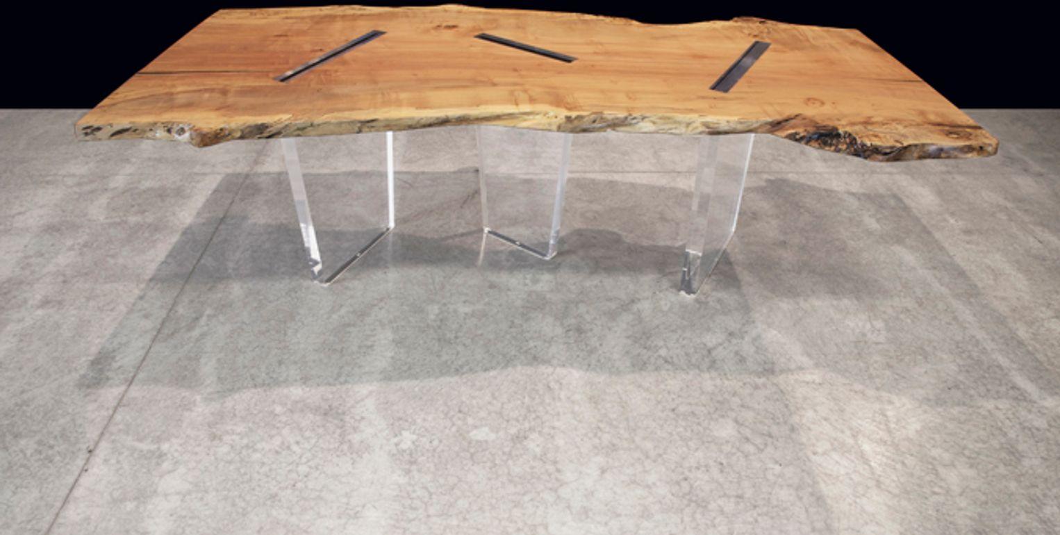 Table de salle à manger moderne en érable à bords naturels avec 3 pieds en acrylique insérés Neuf - En vente à Hobart, NY