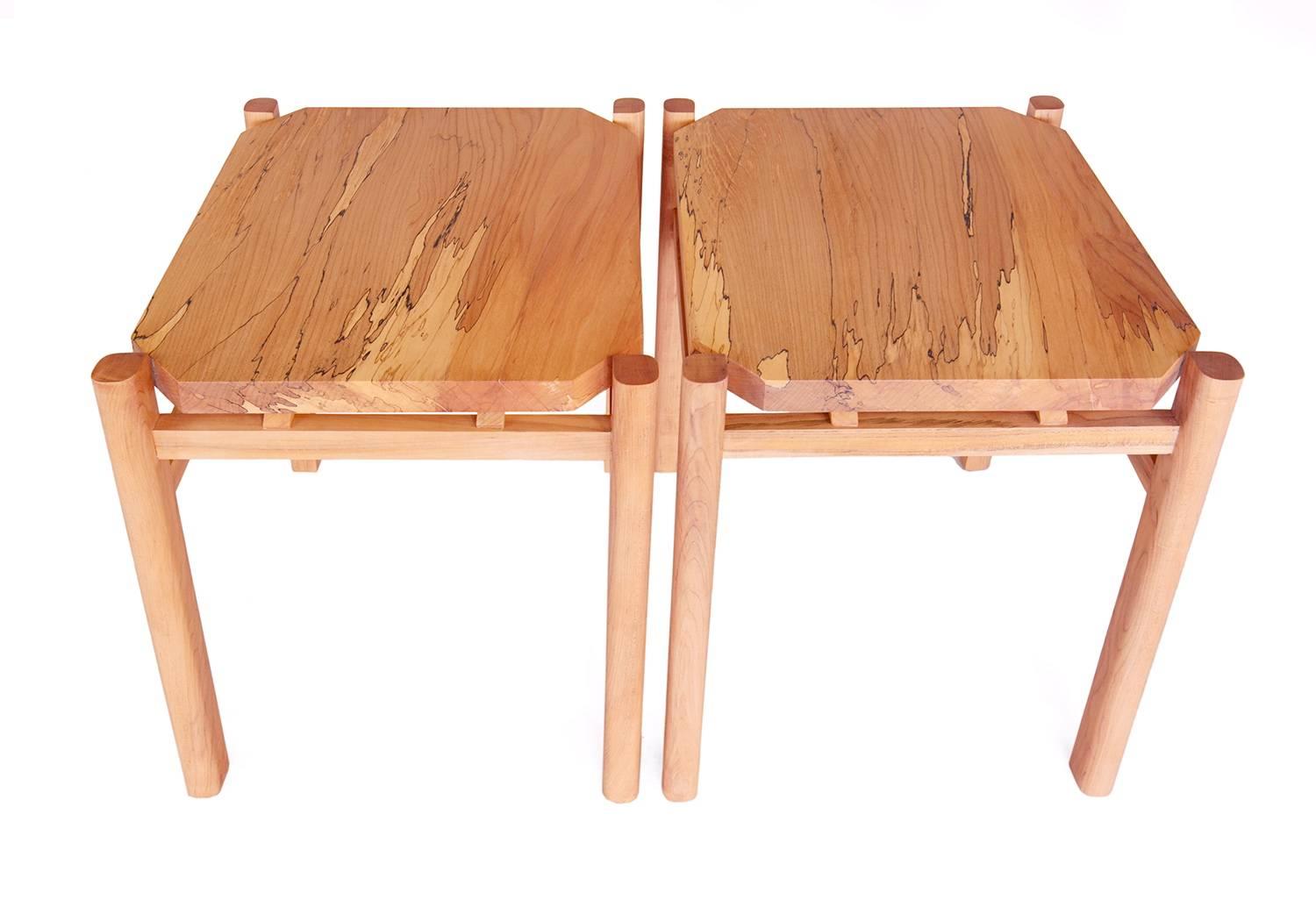 Les tables d'appoint ou de bout Simard en érable spalté de New York Heartwoods sont modernes mais intemporelles, avec des plateaux à facettes nichés entre des poteaux en forme de goutte d'eau, et sont influencées par le design contemporain, du