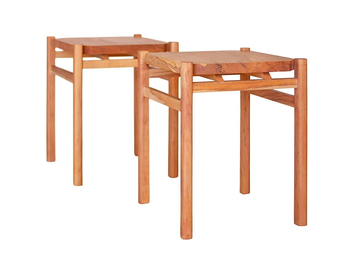 Moderne Table d'appoint/d'extrémité Simard en bois d'érable tacheté par New York Heartwoods en vente
