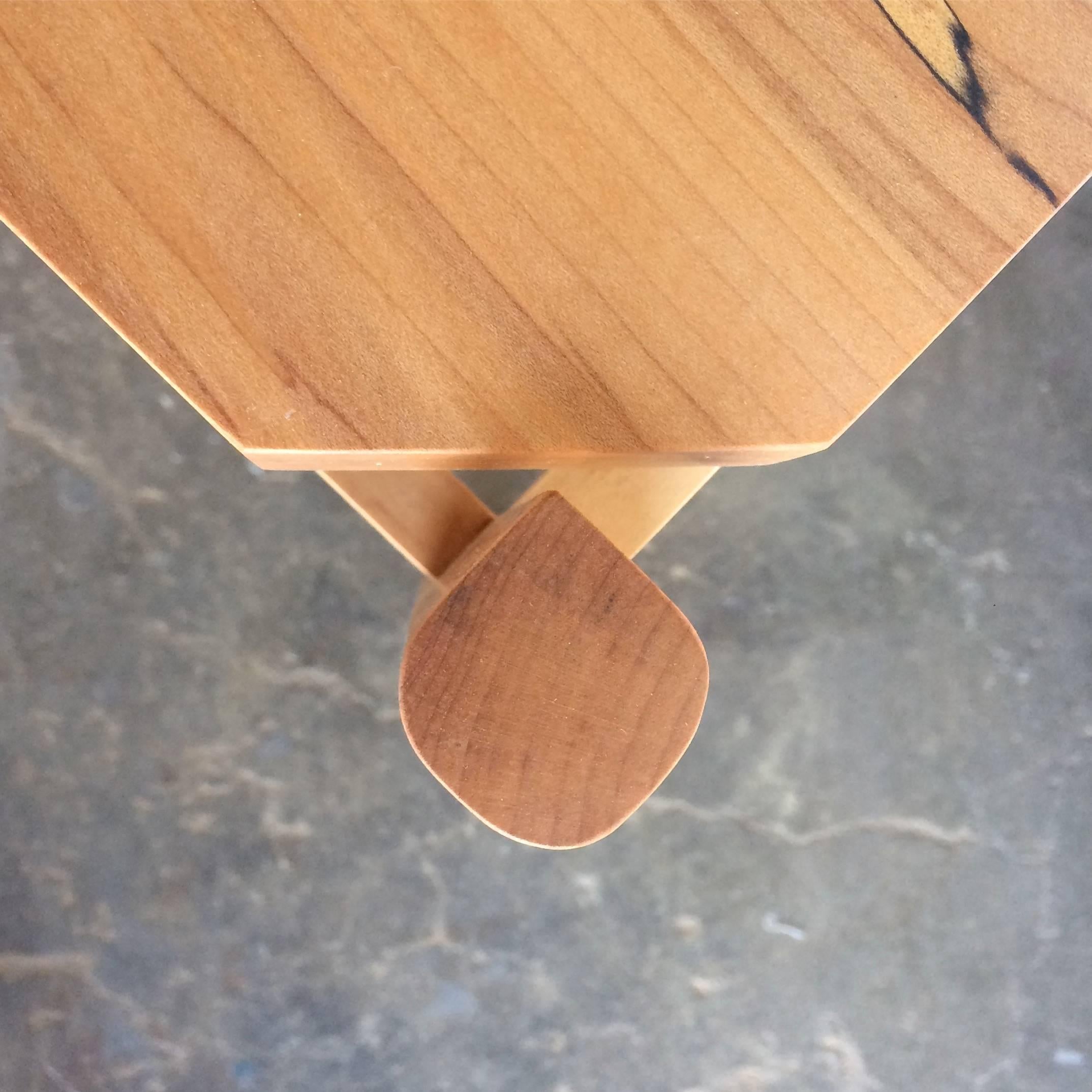 Fait main Table d'appoint/d'extrémité Simard en bois d'érable tacheté par New York Heartwoods en vente