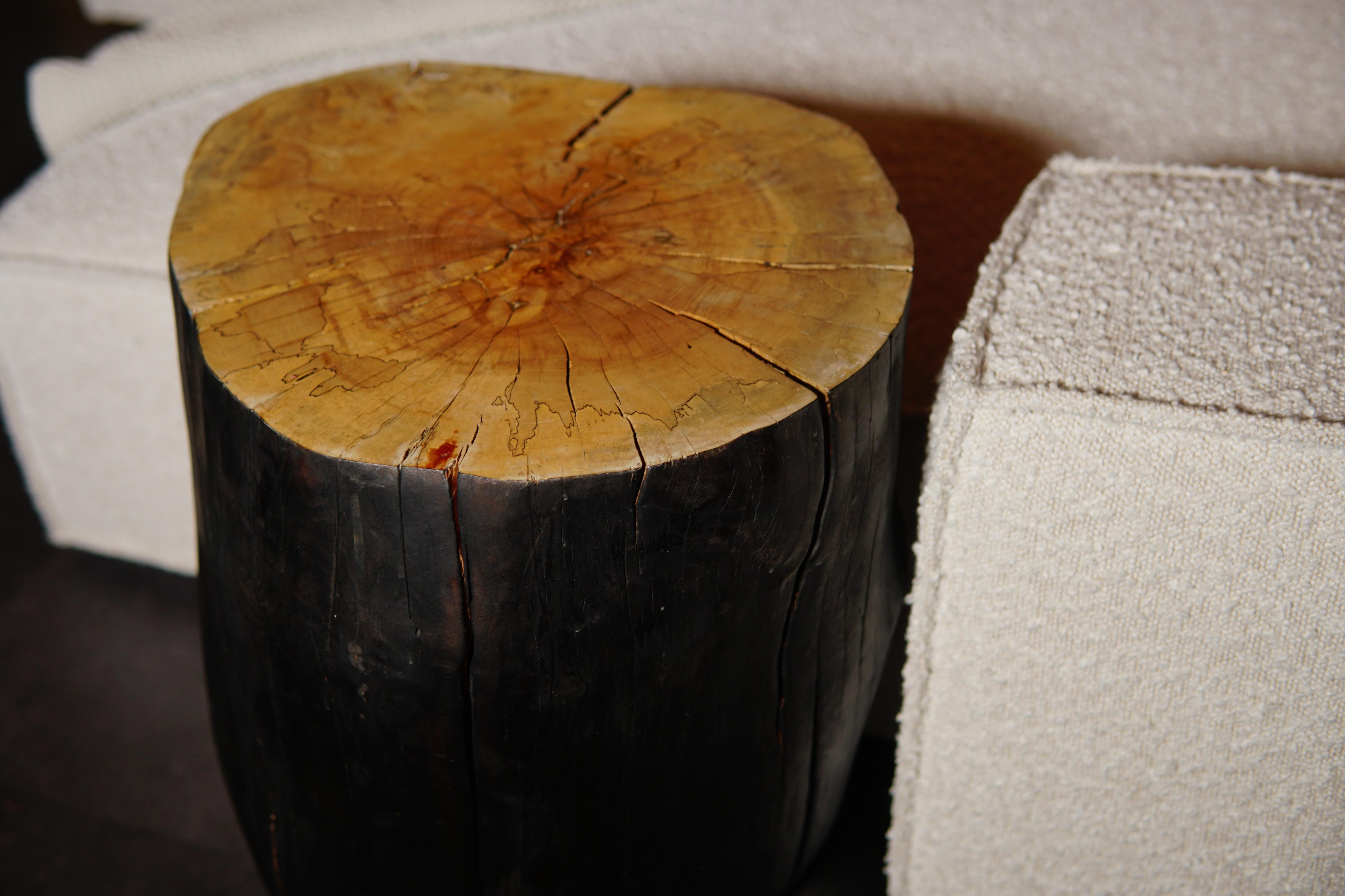 Spalted Maple Stump Table mit Ball Feet Black Exterior (Geschwärzt) im Angebot