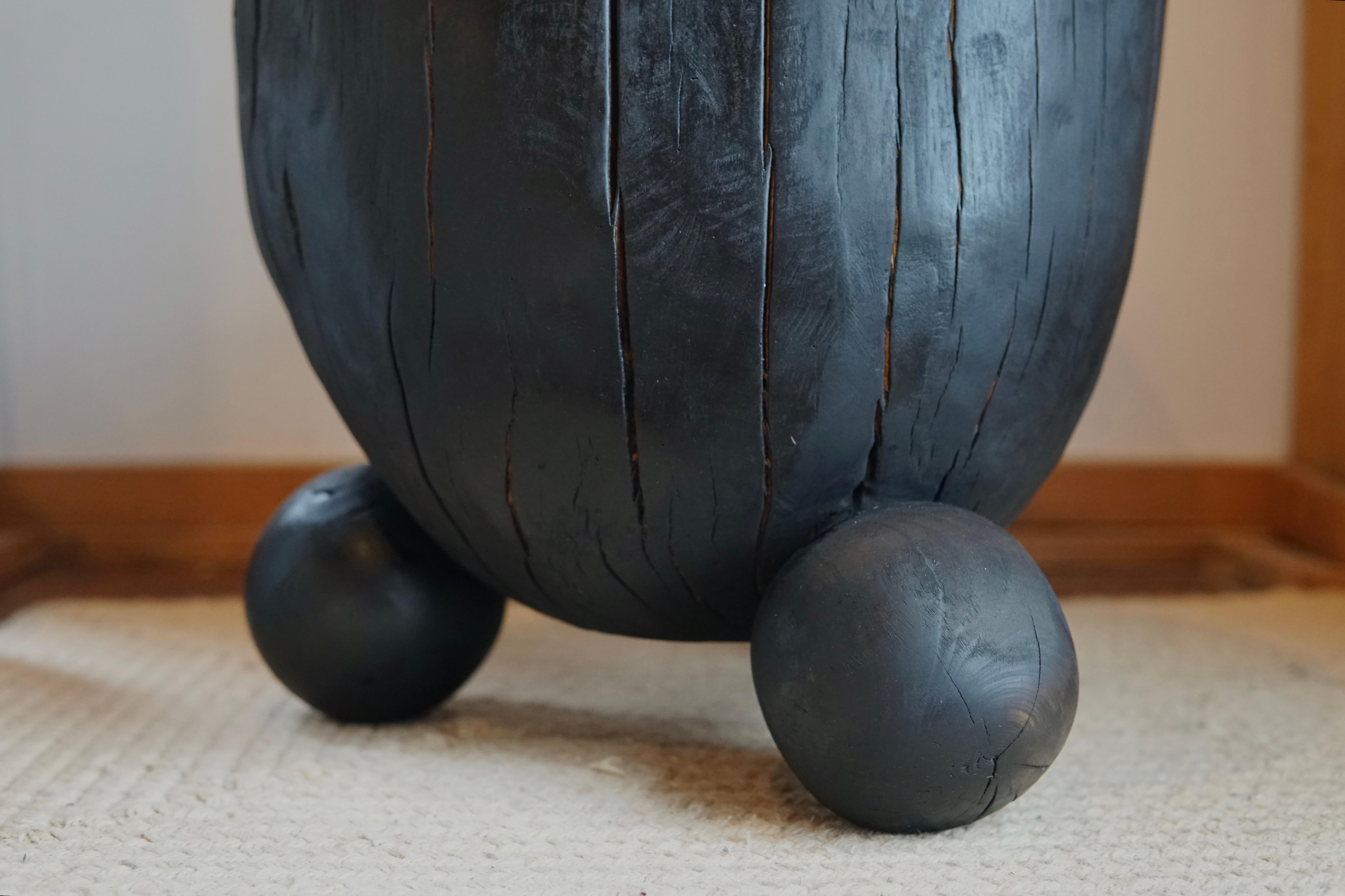 Spalted Maple Stump Table mit Ball Feet Black Exterior im Zustand „Neu“ im Angebot in Staatsburg, NY
