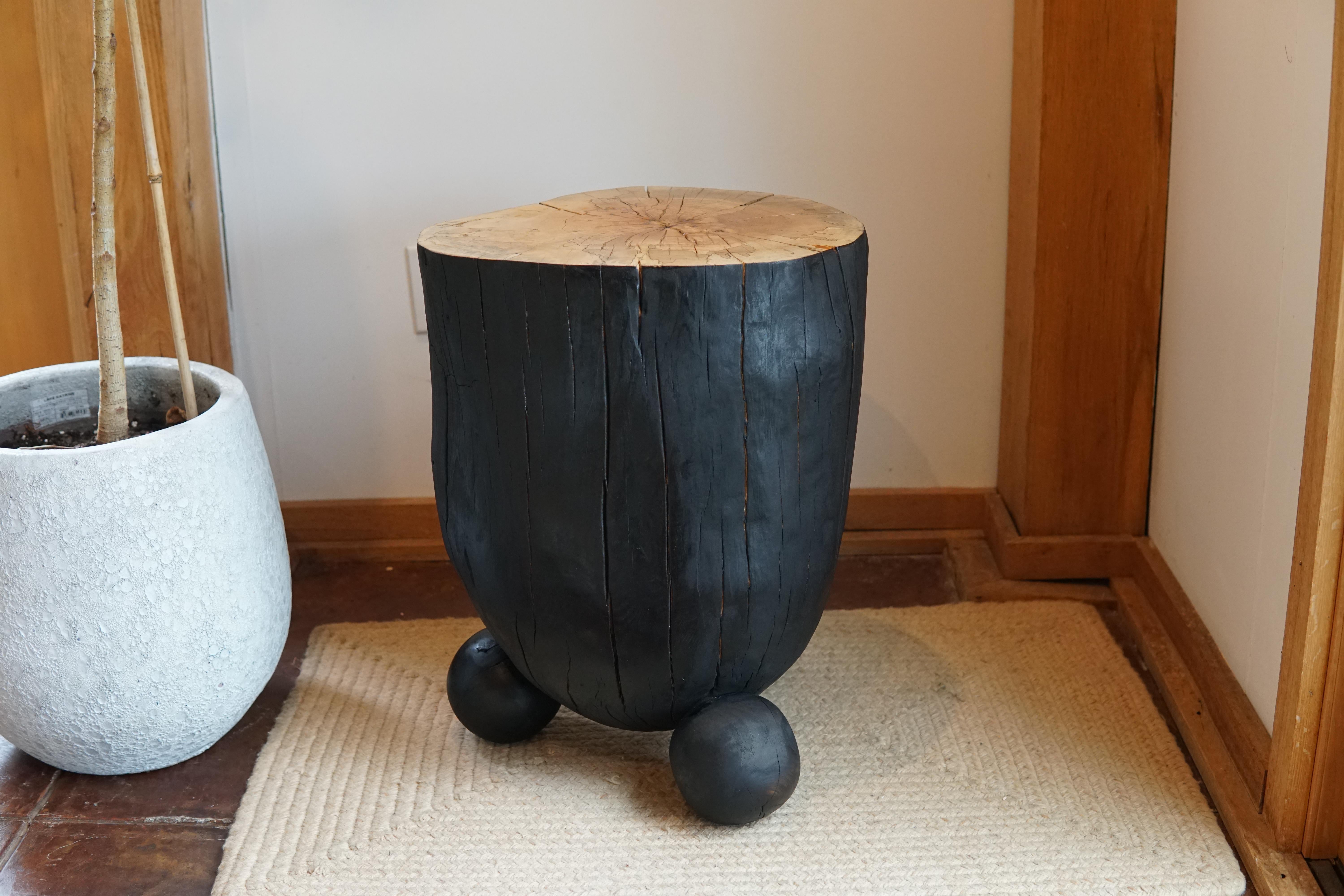 Spalted Maple Stump Table mit Ball Feet Black Exterior (21. Jahrhundert und zeitgenössisch) im Angebot