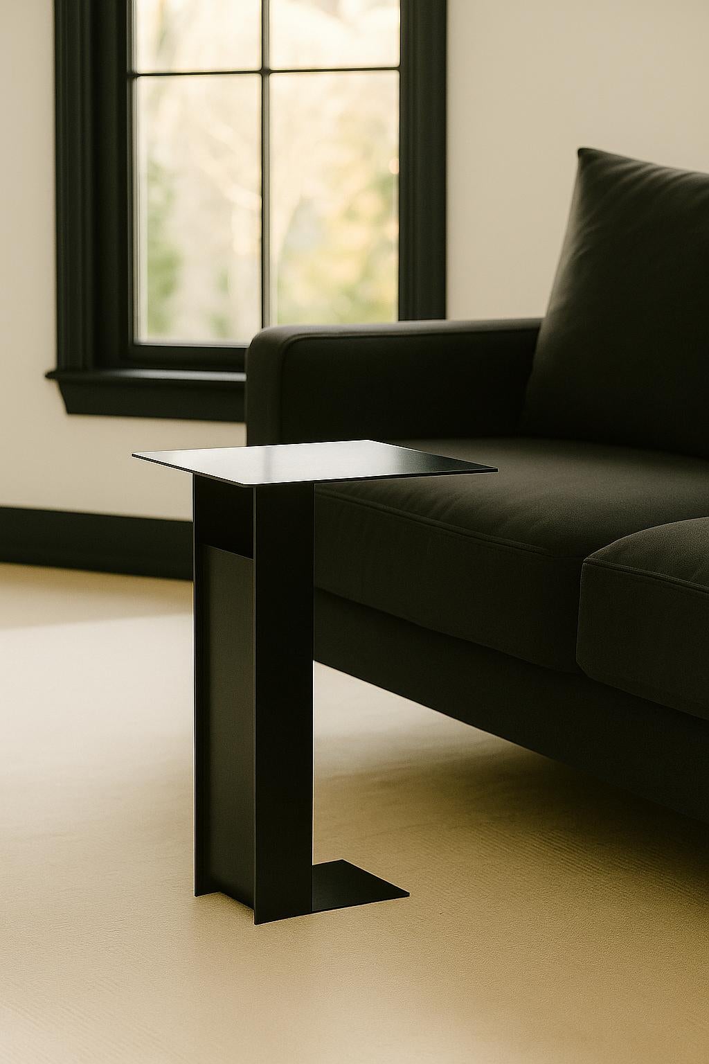 Scandinave moderne Table d'appoint Span, métal fait main, look minimal et moderne en noir en vente