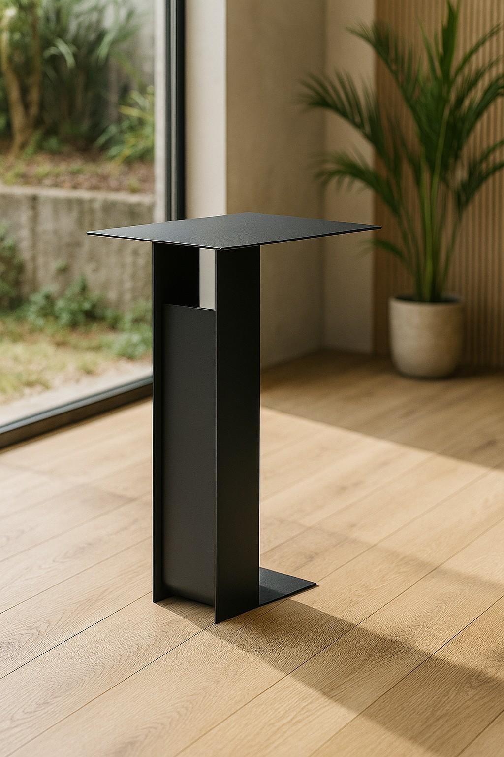 Turc Table d'appoint Span, métal fait main, look minimal et moderne en noir en vente