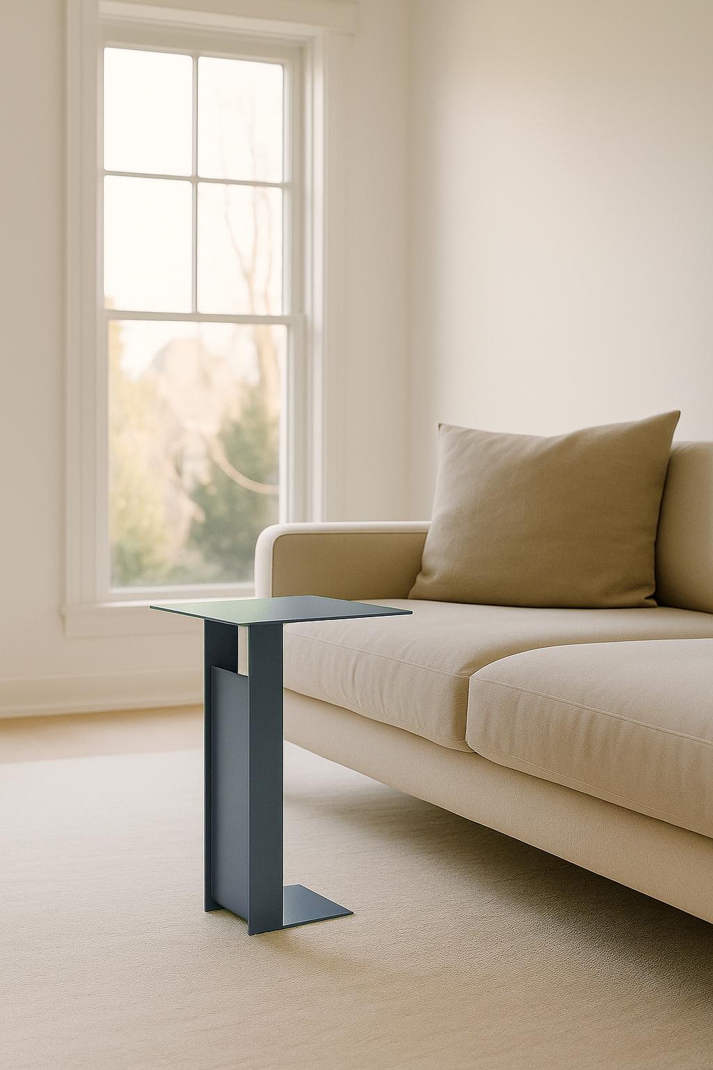 Mesa auxiliar Span, metal hecho a mano, aspecto minimalista y moderno en azul Escandinavo moderno en venta