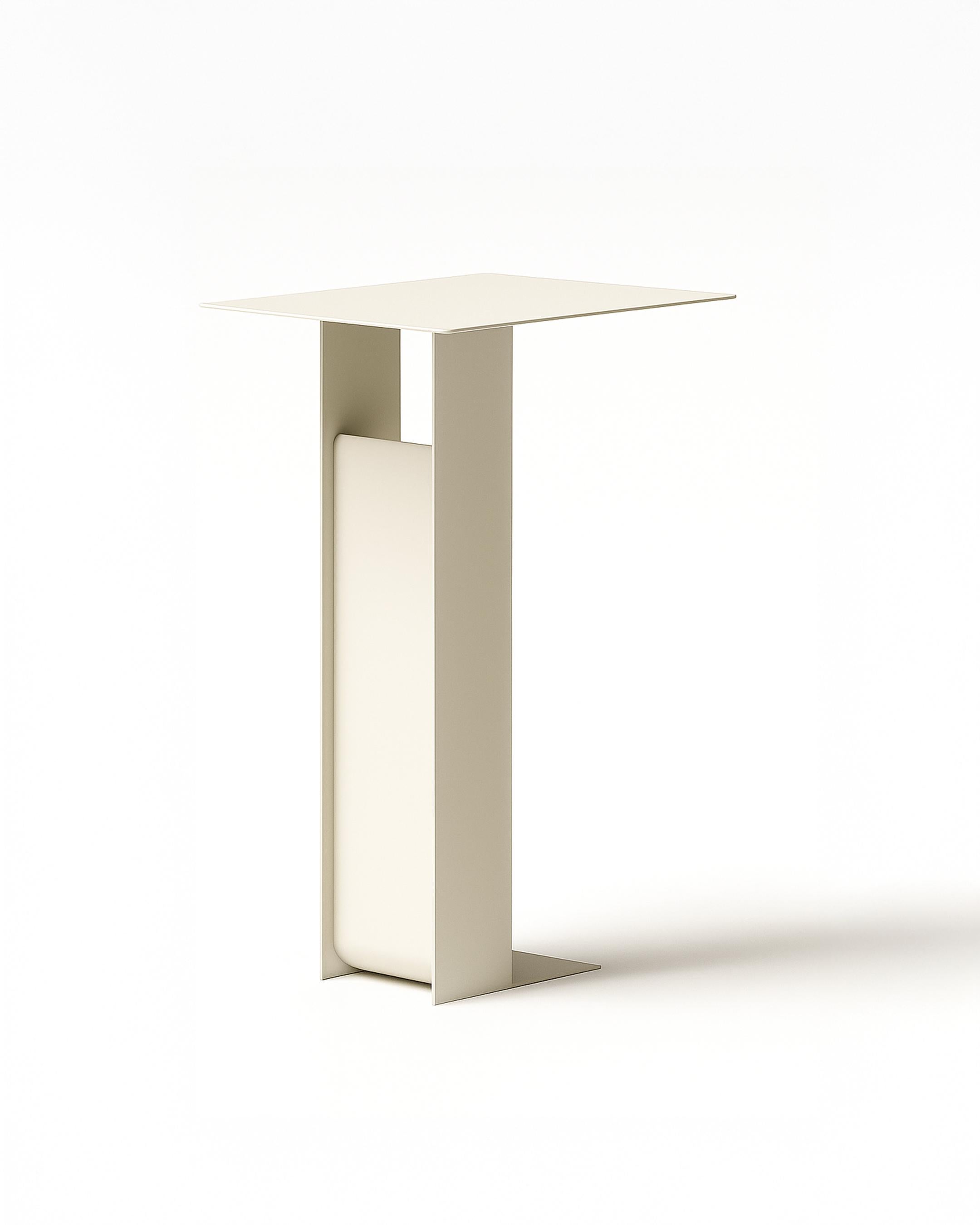 Mühelos minimalistisch. Still und leise nützlich.

Mit seiner klaren Geometrie und seiner schwebenden Silhouette bringt der Span Beistelltisch
ruhiges Vertrauen in jeden Raum. Komplett aus Leichtmetall gefertigt,
seine minimale Konstruktion schafft