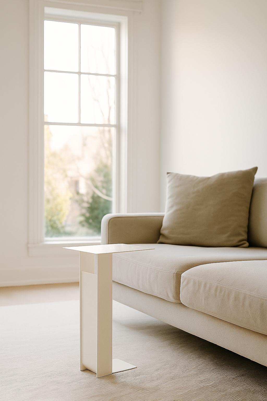 Span Beistelltisch, handgefertigtes Metall, minimalistischer und moderner Look in Off White (Skandinavische Moderne) im Angebot