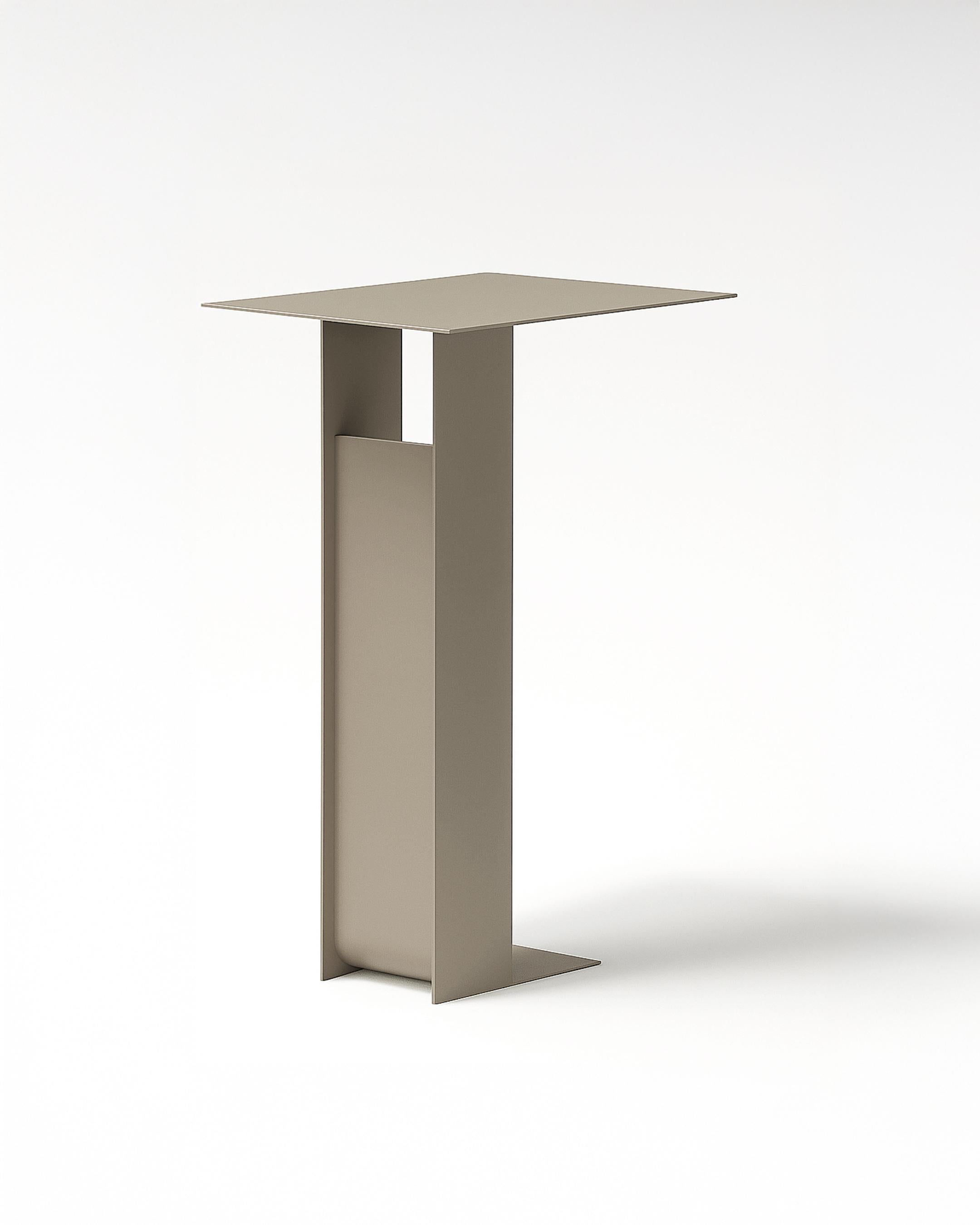 Turc Table d'appoint Span, métal fait main, look minimal et moderne en Pale Oyster en vente